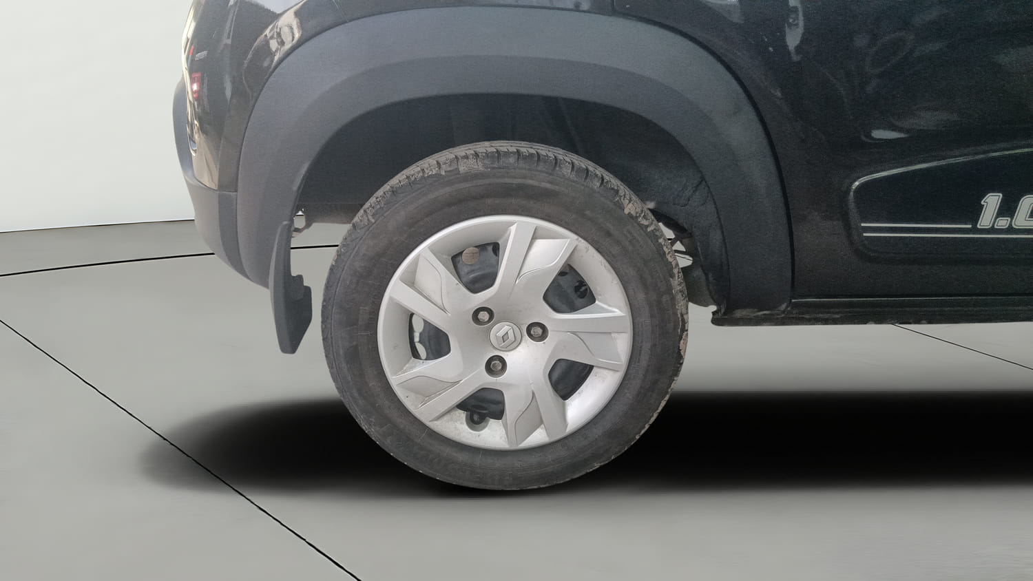 Used 2025 Renault Kwid RXT 1.0L Petrol Manual tyres RIGHT REAR TYRE RIM VIEW