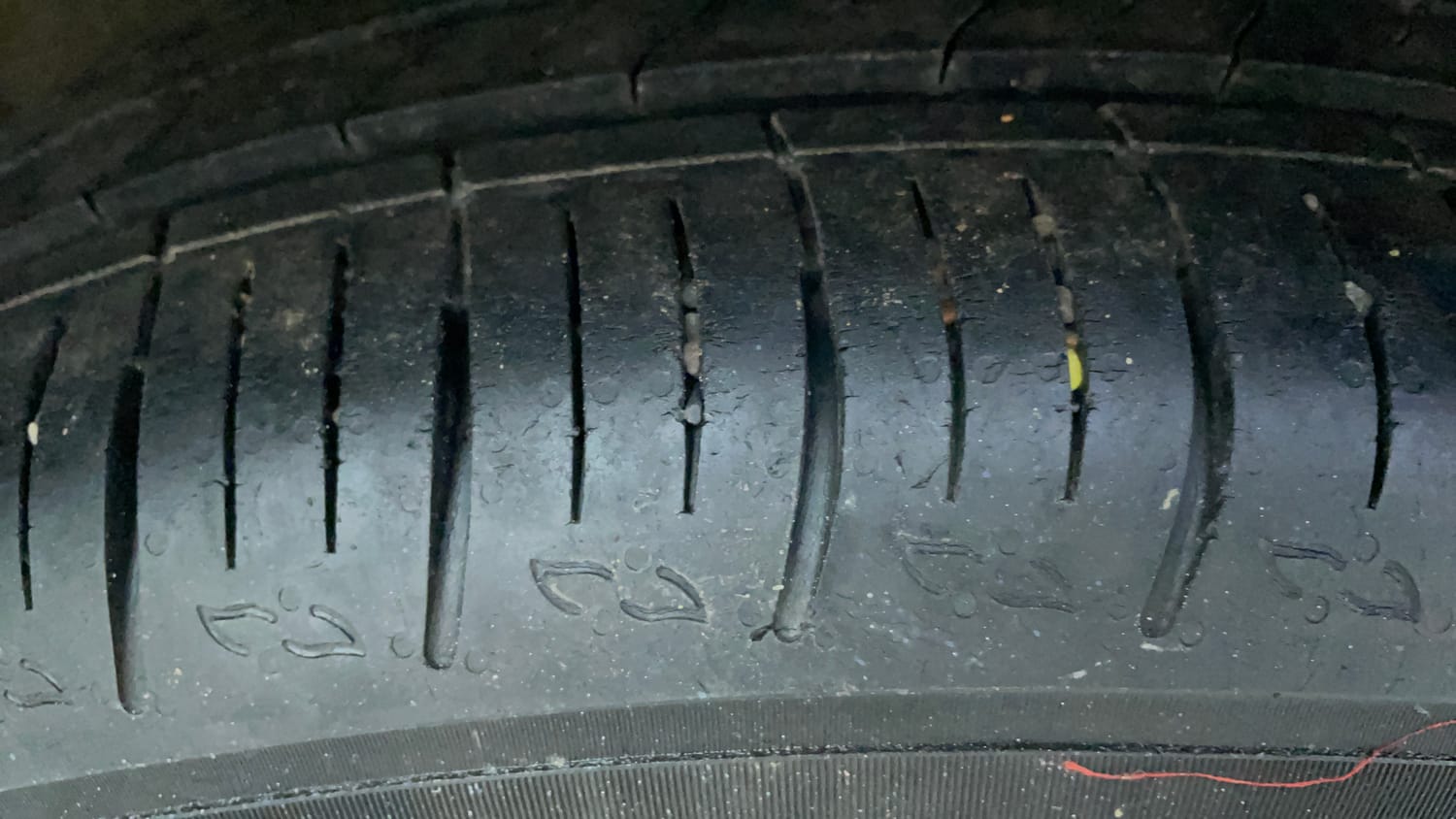 Used 2022 Mahindra XUV700 AX 5 Petrol AT 5 STR Petrol Automatic tyres RIGHT REAR TYRE TREAD VIEW