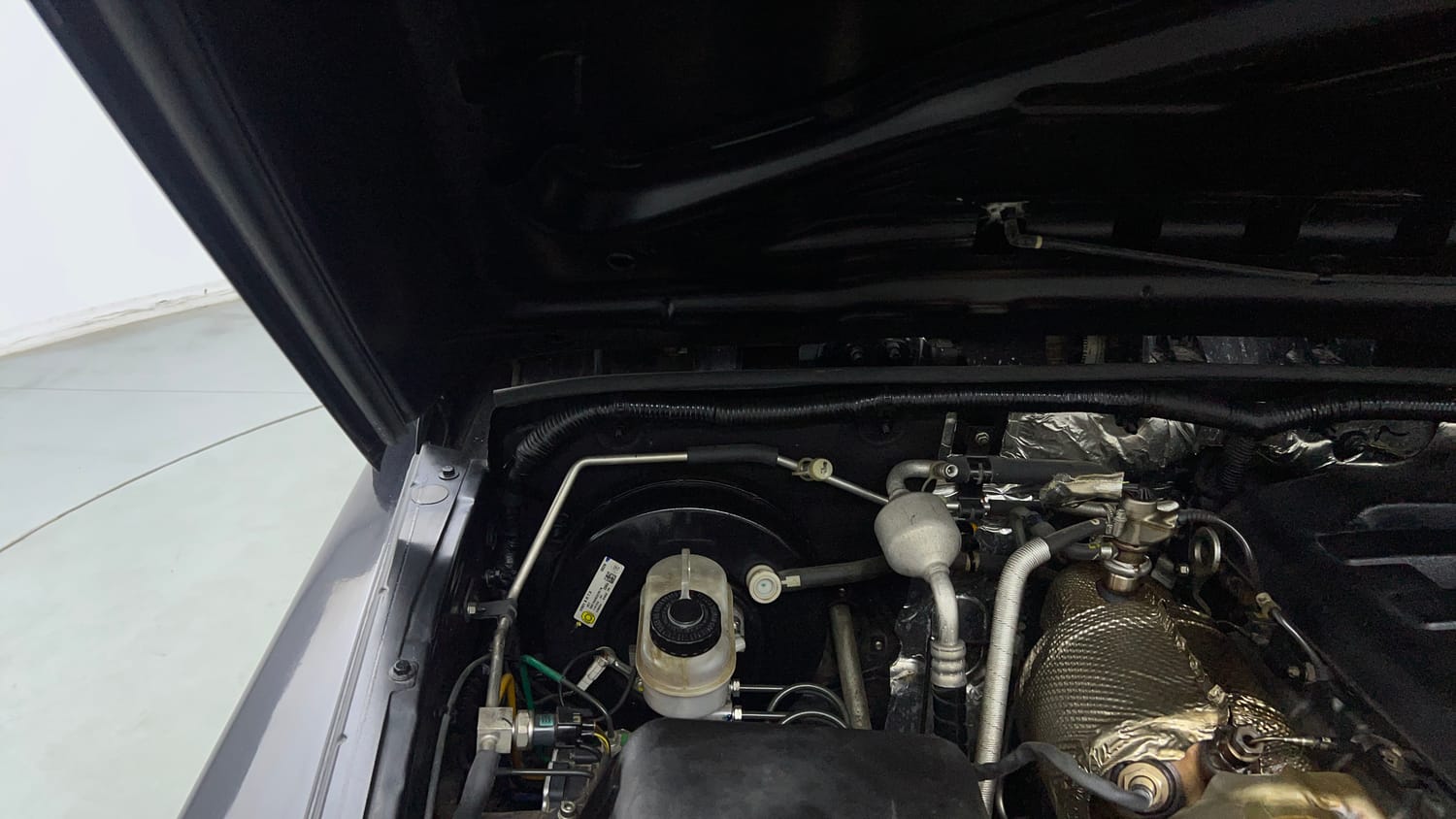 Used 2023 mahindra Thar LX Hard Top Diesel AT 4WD Diesel Automatic engine ENGINE RIGHT SIDE HINGE & APRON VIEW
