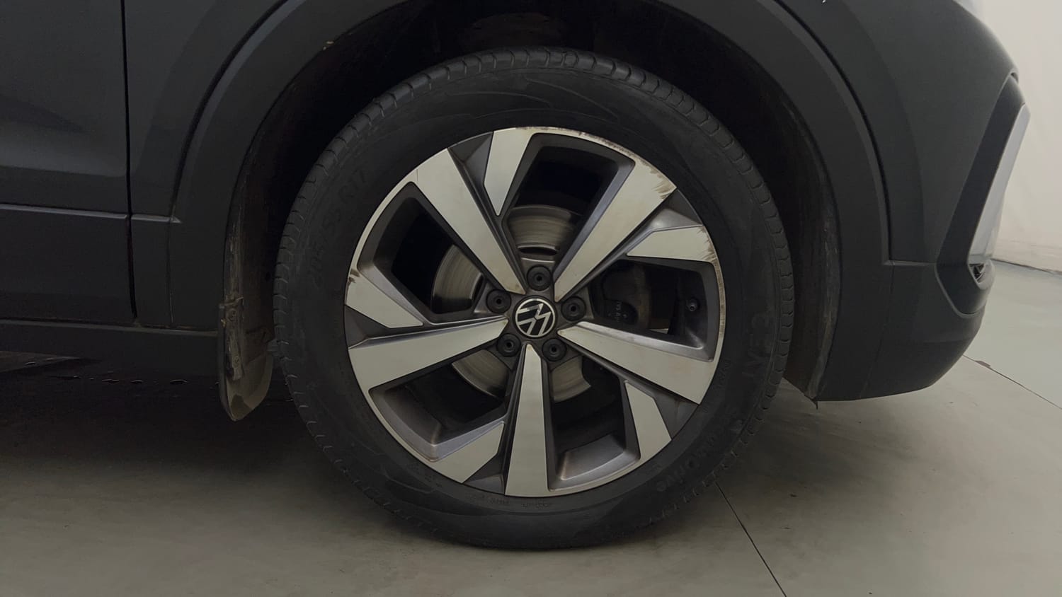 Used 2023 Volkswagen Taigun Topline 1.0 TSI MT Petrol Manual tyres RIGHT FRONT TYRE RIM VIEW