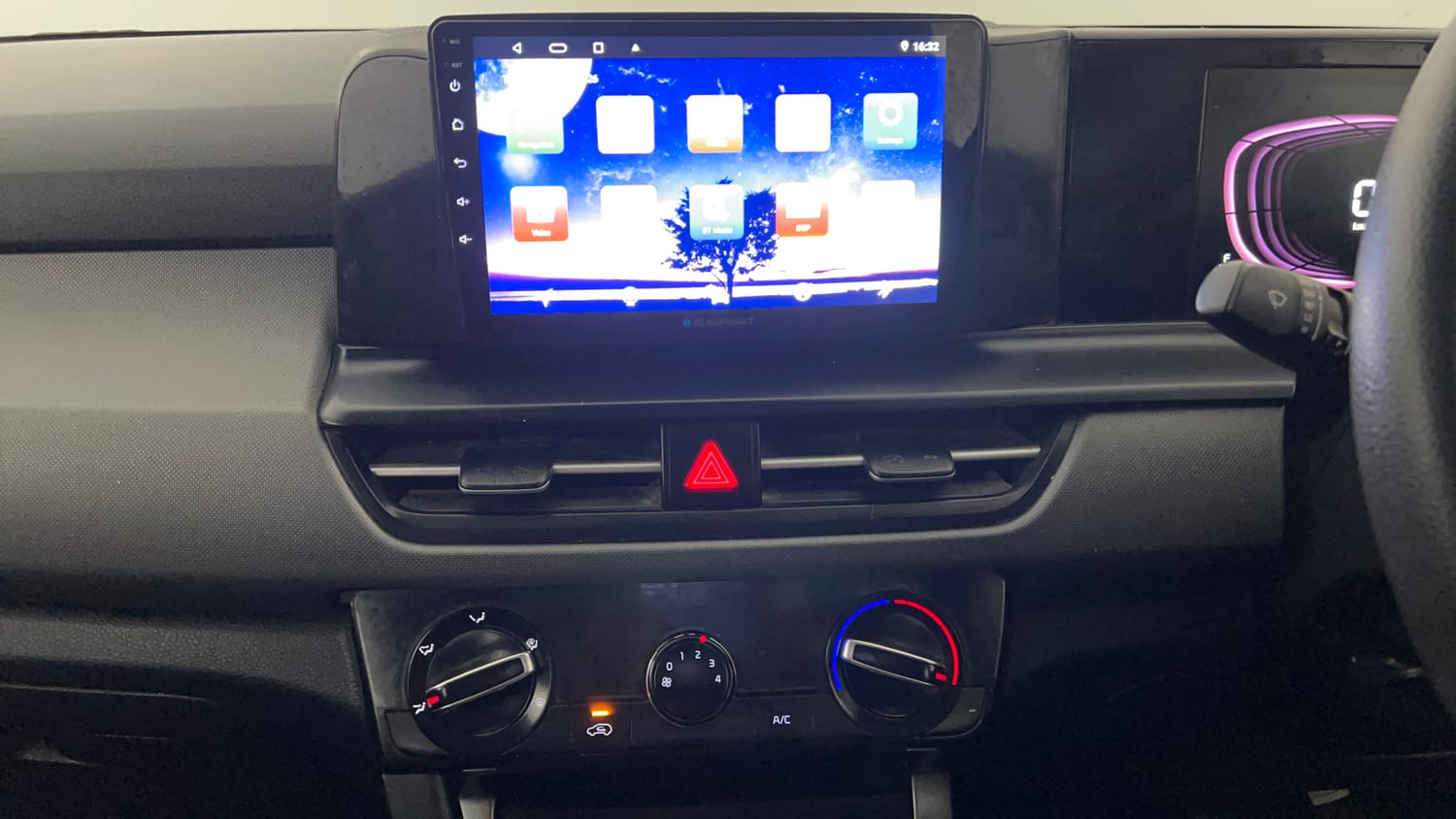 Used 2024 Kia Seltos HTE 1.5 Diesel MT Diesel Manual interior MUSIC SYSTEM & AC CONTROL VIEW