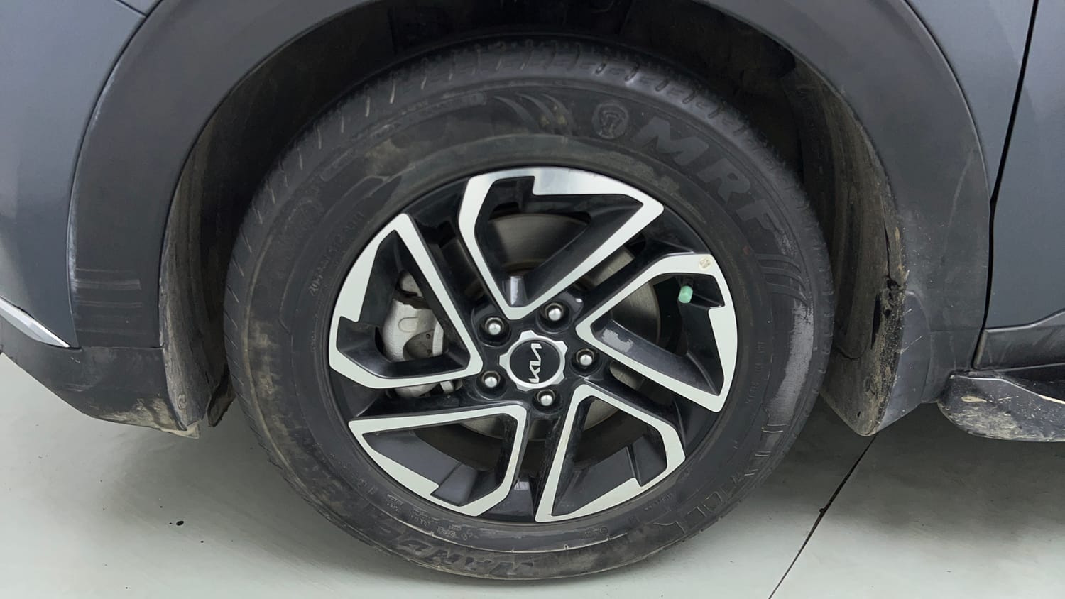 Used 2022 Kia Carens Luxury Plus 1.4 Petrol DCT 7 STR Petrol Automatic tyres LEFT FRONT TYRE RIM VIEW