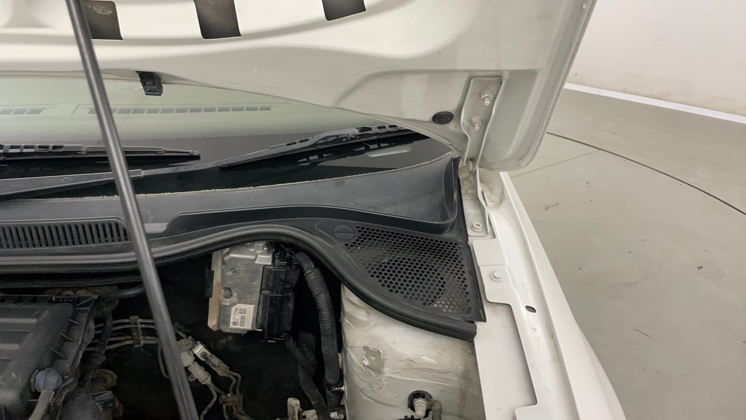 Used 2016 Skoda Rapid 1.6 MPI Active Petrol Manual engine ENGINE LEFT SIDE HINGE & APRON VIEW