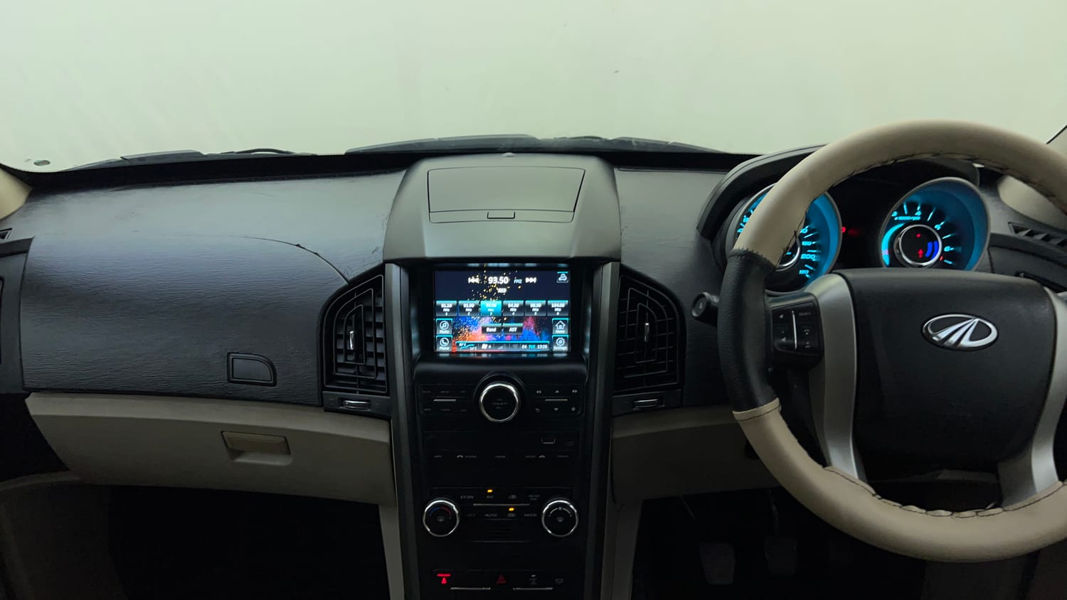 Used 2018 Mahindra XUV500 W6 Diesel Manual interior MUSIC SYSTEM & AC CONTROL VIEW
