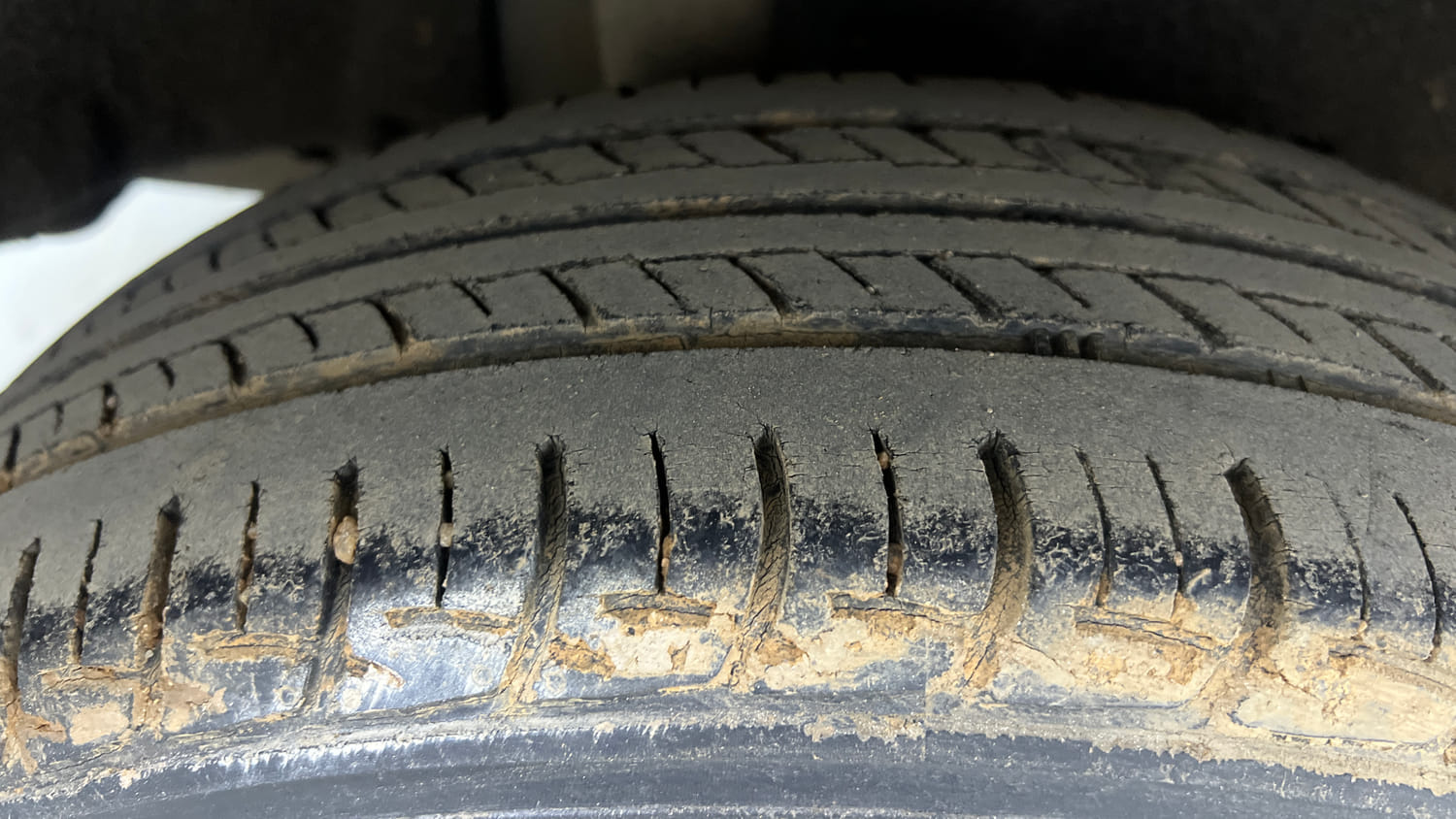 Used 2017 Maruti Suzuki Baleno Delta 1.2 AT Petrol Automatic tyres RIGHT REAR TYRE TREAD VIEW