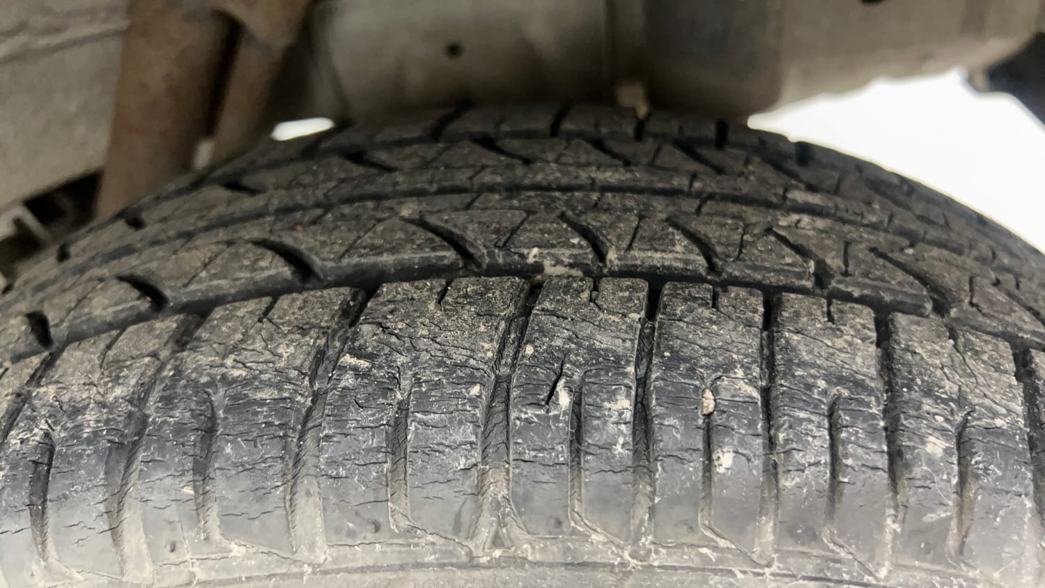 Used 2017 Mahindra KUV100 K8 6 STR Petrol Manual tyres LEFT REAR TYRE TREAD VIEW