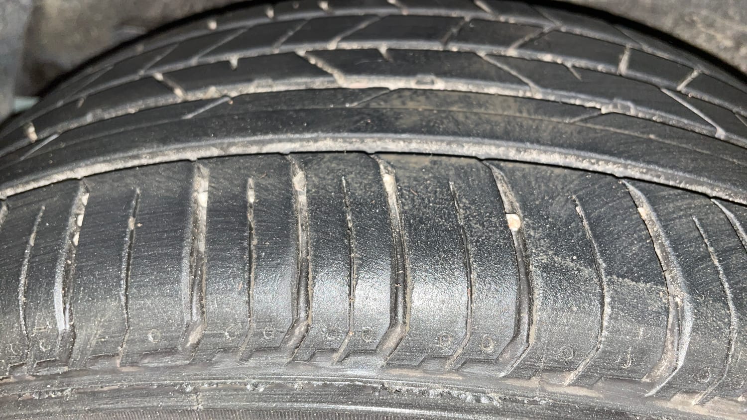 Used 2024 Hyundai i20 Sportz (O) 1.2 IVT Petrol Automatic tyres RIGHT REAR TYRE TREAD VIEW