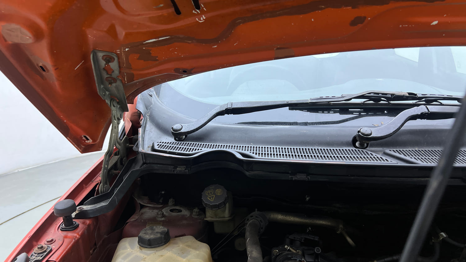 Used 2015 Ford EcoSport Ambiente 1.5 TDCi Diesel Manual engine ENGINE RIGHT SIDE HINGE & APRON VIEW