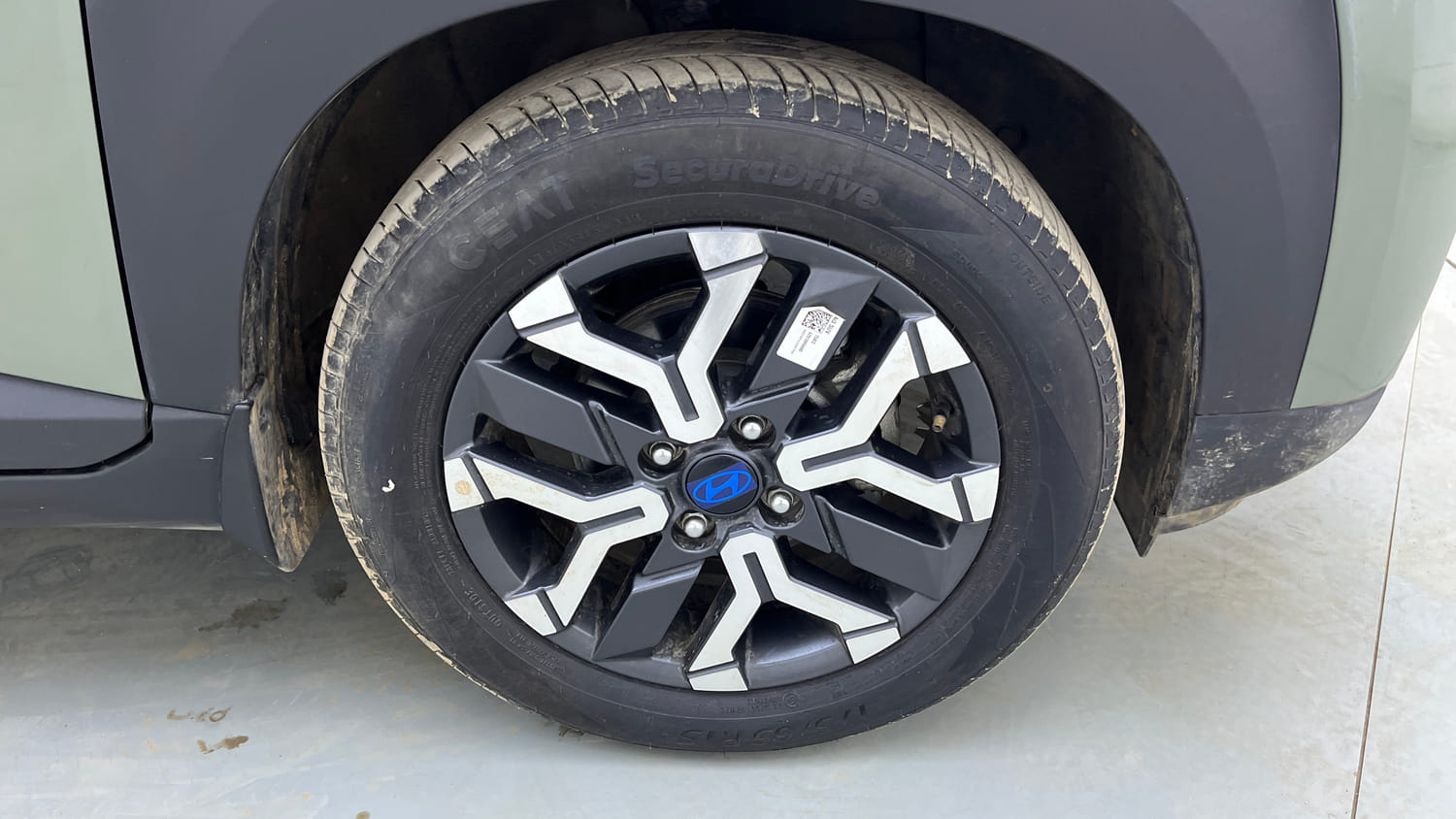 Used 2025 Hyundai Exter SX (O) Connect 1.2 AMT Dual Tone Petrol Automatic tyres RIGHT FRONT TYRE RIM VIEW