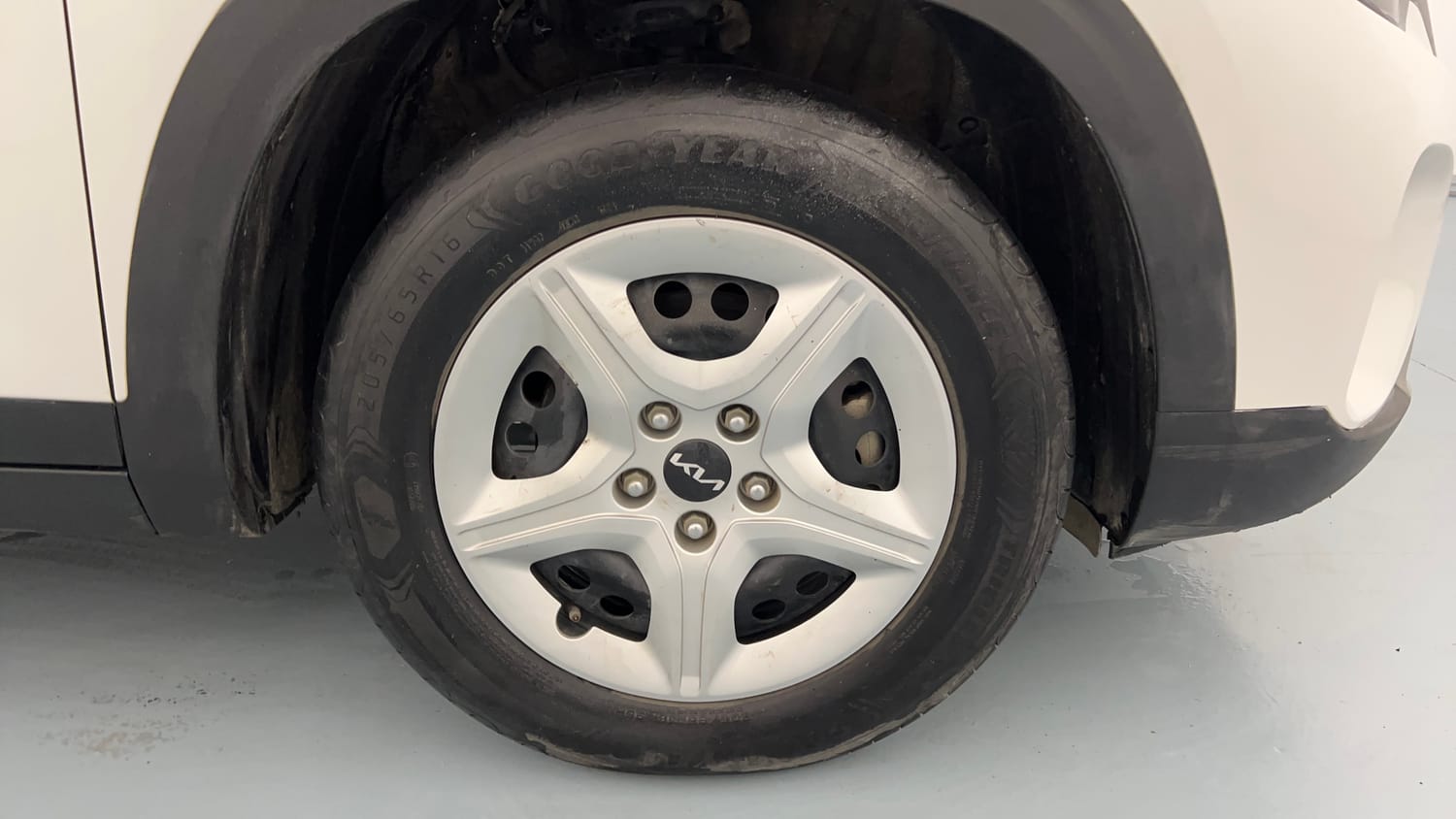 Used 2024 Kia Seltos HTE 1.5 Diesel MT Diesel Manual tyres RIGHT FRONT TYRE RIM VIEW