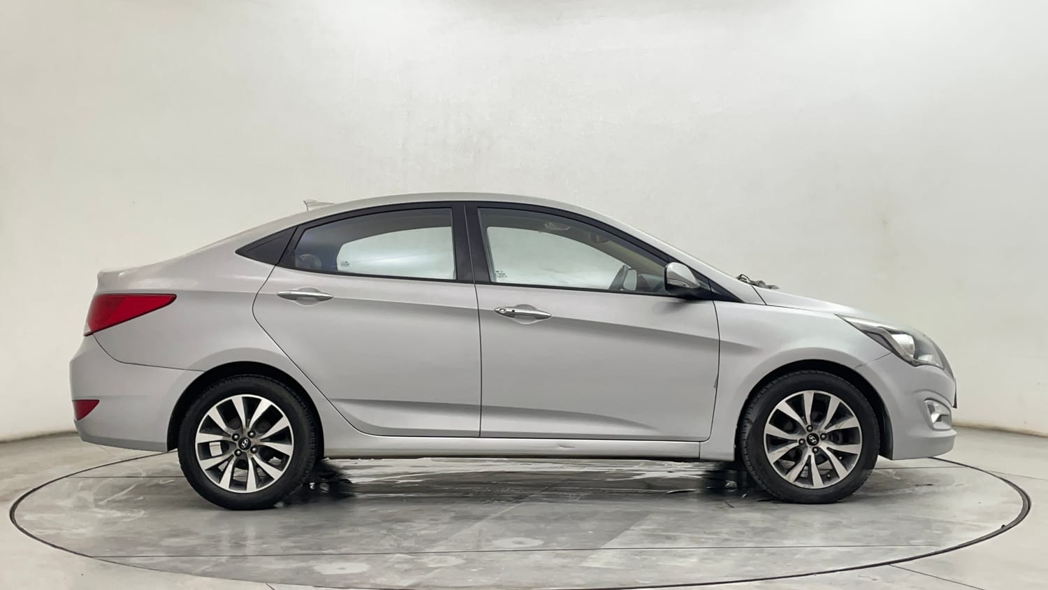 Used 2016 Hyundai Verna 1.6 VTVT SX (O) Petrol Manual exterior RIGHT SIDE VIEW
