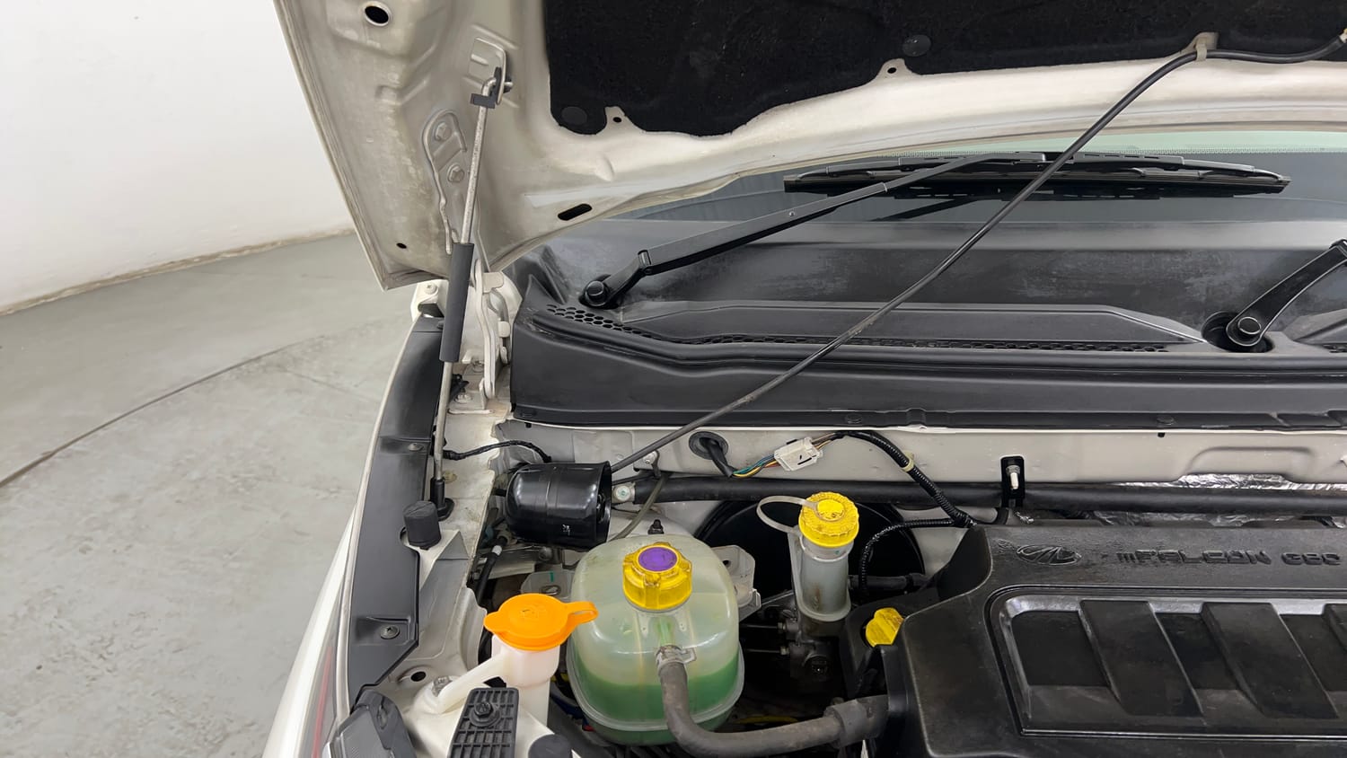 Used 2017 Mahindra KUV100 K8 6 STR Petrol Manual engine ENGINE RIGHT SIDE HINGE & APRON VIEW