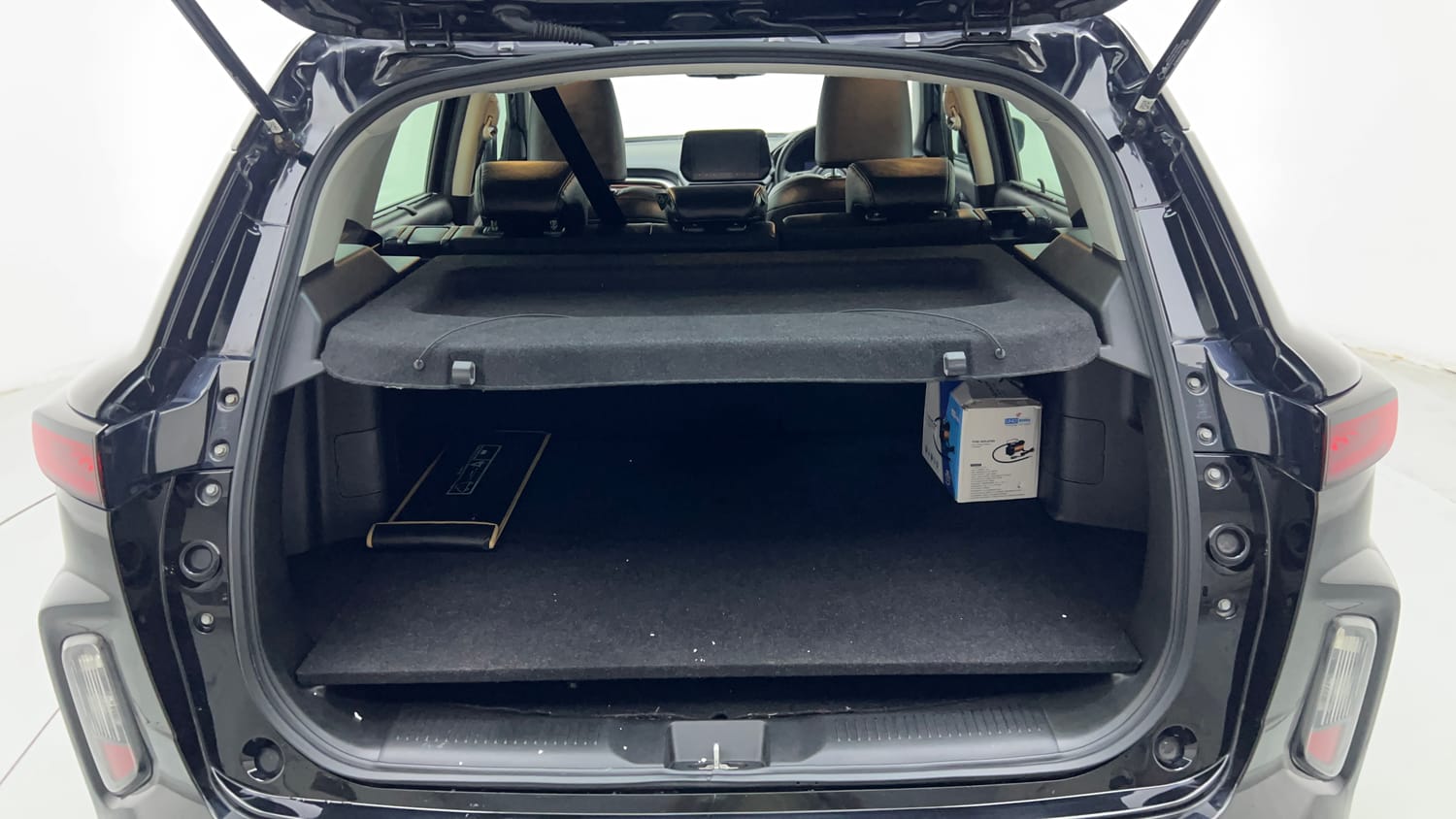Used 2025 Toyota Urban Cruiser Hyryder V Hybrid Hybrid Automatic interior DICKY INSIDE VIEW