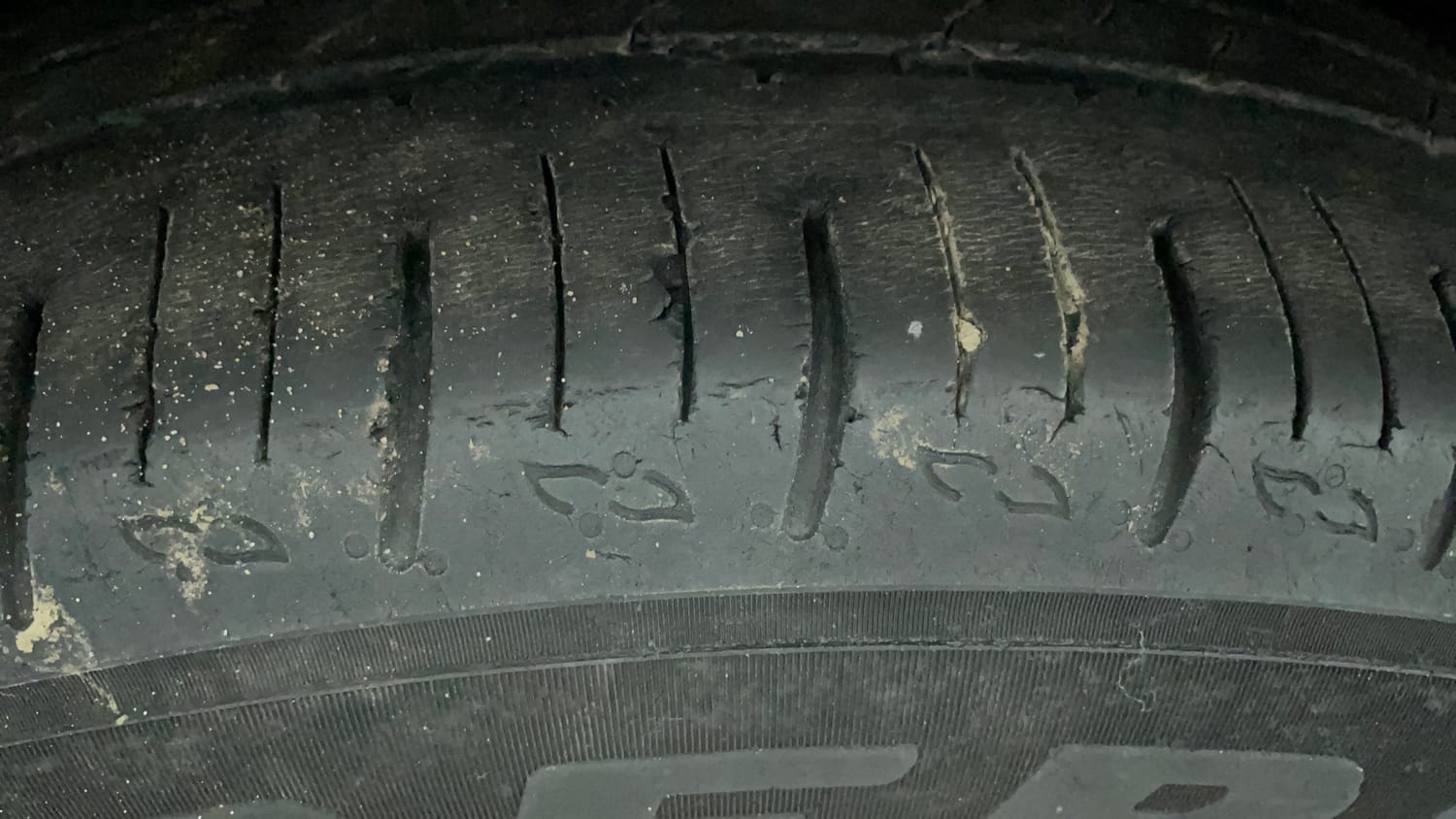 Used 2022 Mahindra XUV700 AX 5 Petrol AT 5 STR Petrol Automatic tyres LEFT FRONT TYRE TREAD VIEW