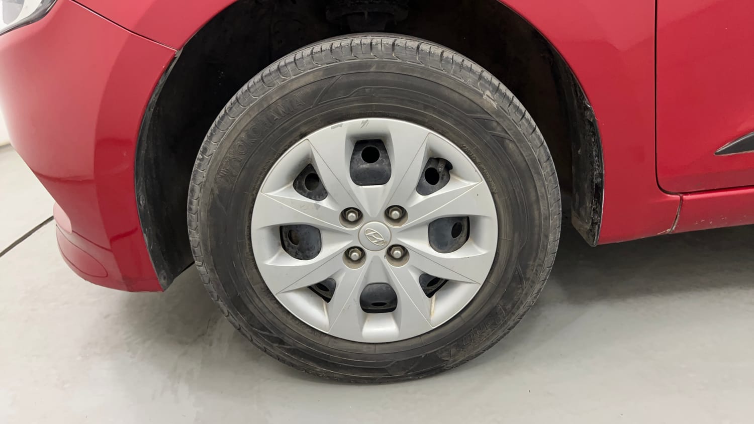 Used 2018 Hyundai Elite i20 Magna Executive 1.2 Petrol Manual tyres LEFT FRONT TYRE RIM VIEW