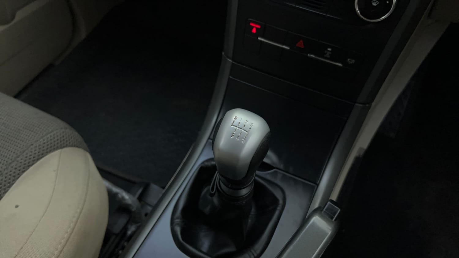 Used 2018 Mahindra XUV500 W6 Diesel Manual interior GEAR  KNOB VIEW