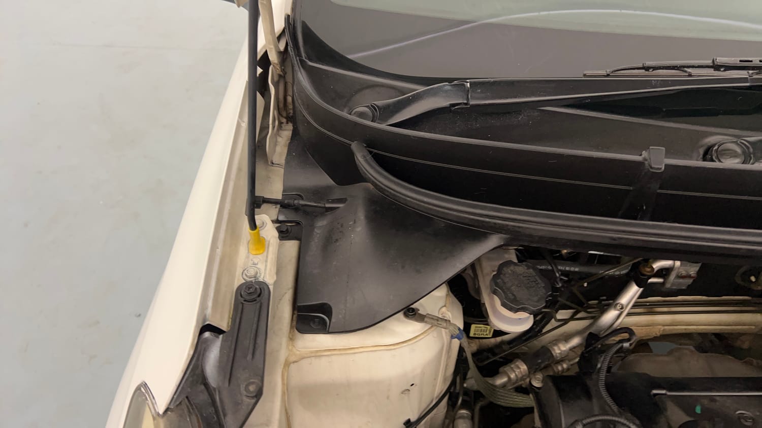 Used 2016 Hyundai Elite i20 Asta 1.2 Petrol Manual engine ENGINE RIGHT SIDE HINGE & APRON VIEW