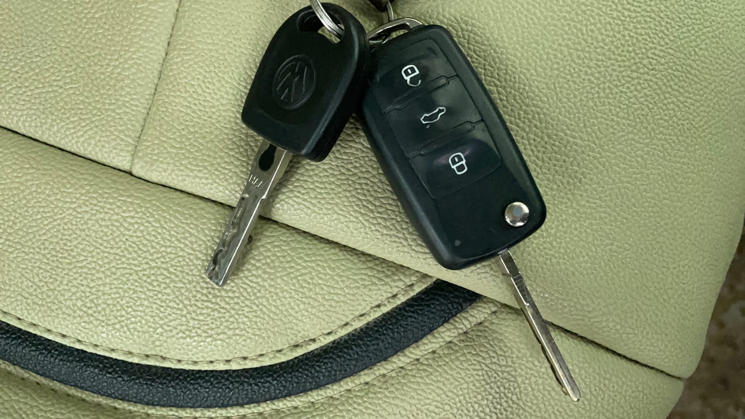 Used 2013 Volkswagen Polo Comfortline 1.2L (P) Petrol Manual extra CAR KEY VIEW