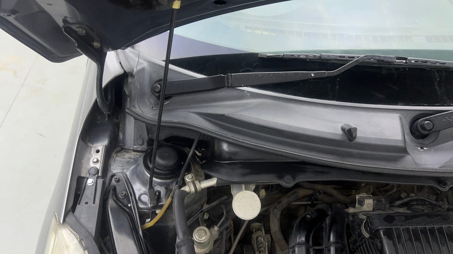 Used 2013 Maruti Suzuki Swift Dzire VXI Petrol Manual engine ENGINE RIGHT SIDE HINGE & APRON VIEW