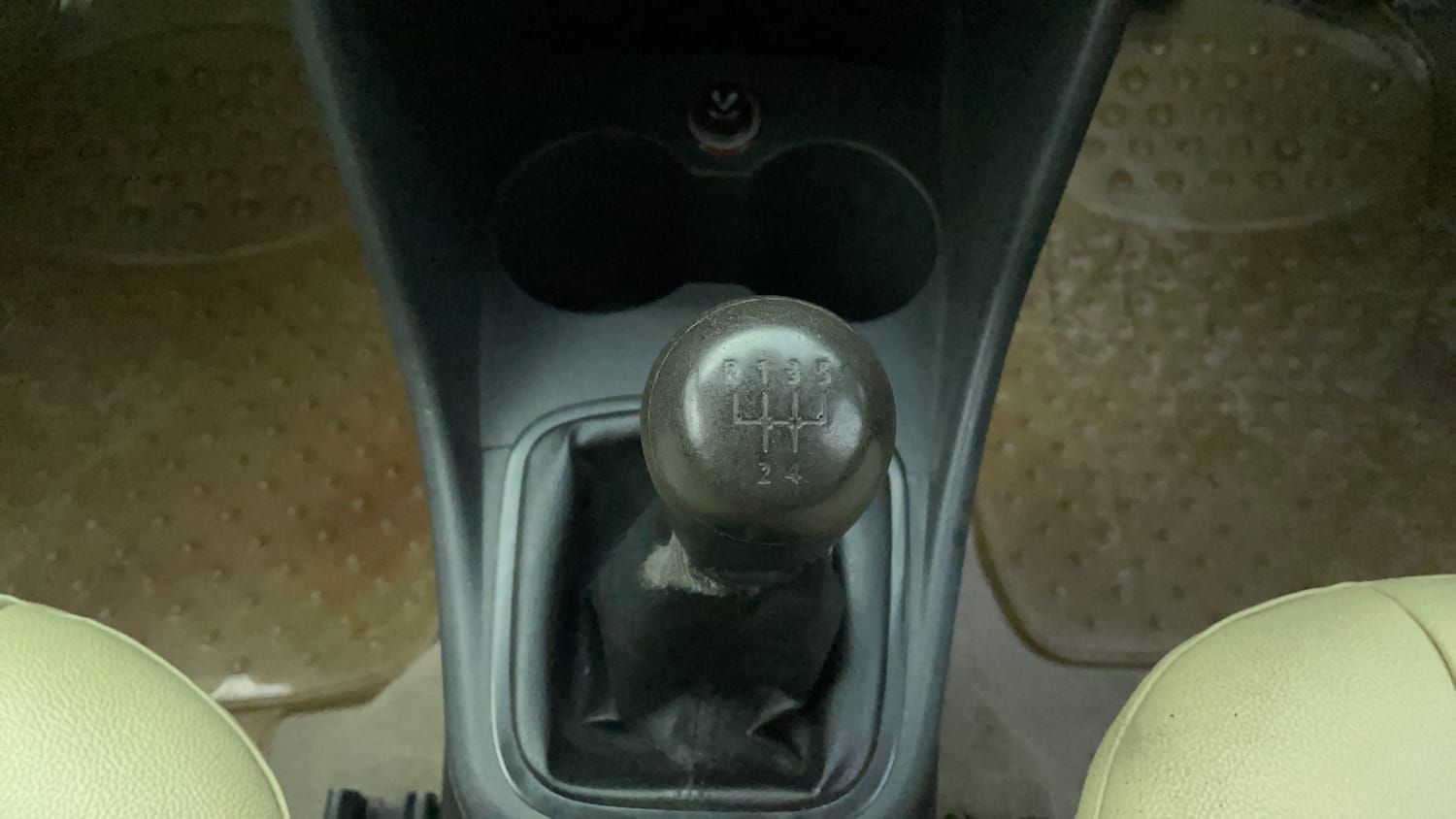 Used 2013 Volkswagen Polo Comfortline 1.2L (P) Petrol Manual interior GEAR  KNOB VIEW