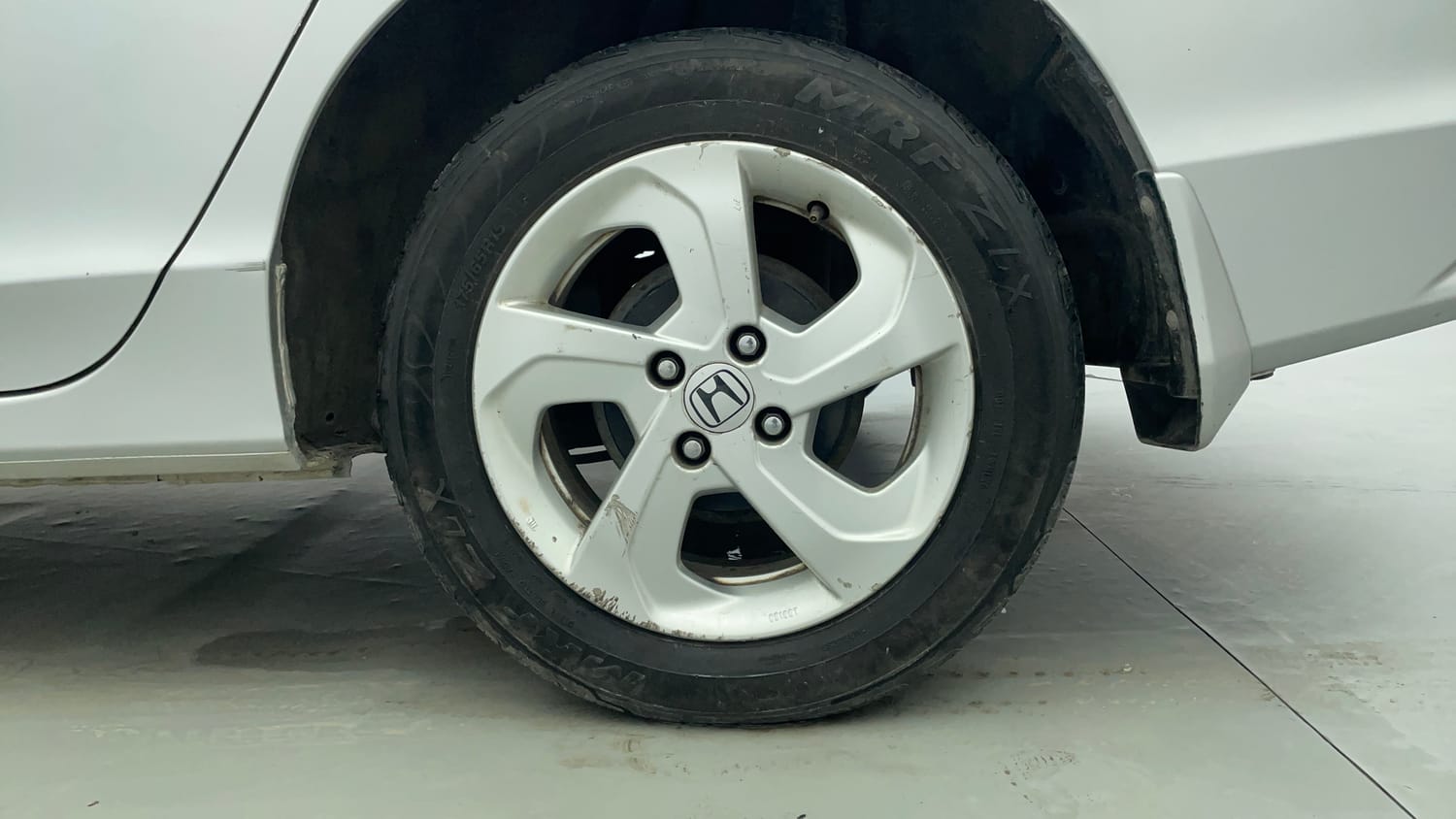 Used 2016 Honda City VX (O) MT Diesel Diesel Manual tyres LEFT REAR TYRE RIM VIEW