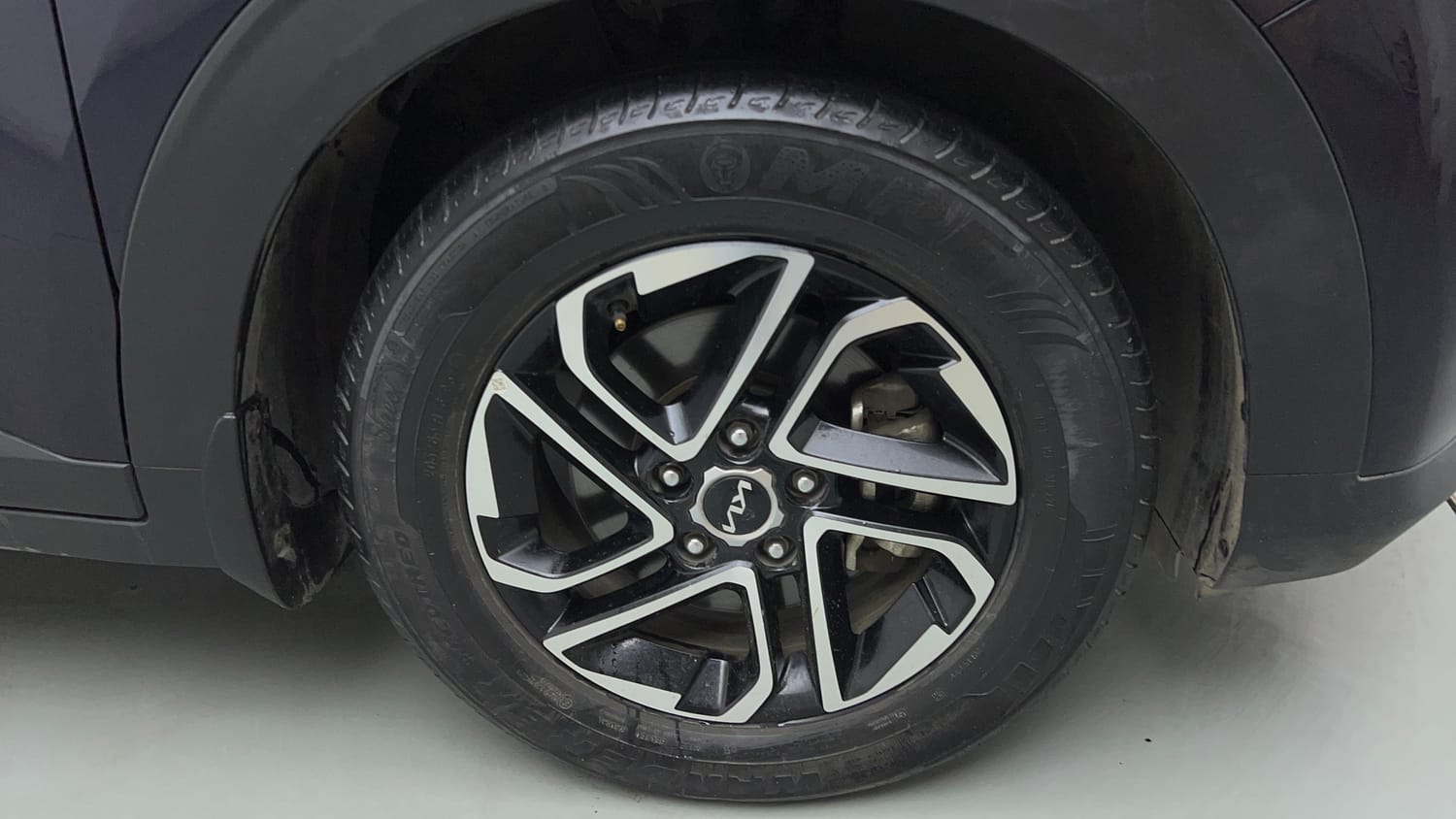 Used 2022 Kia Carens Prestige Plus 1.4 Petrol DCT 7 STR Petrol Automatic tyres RIGHT FRONT TYRE RIM VIEW