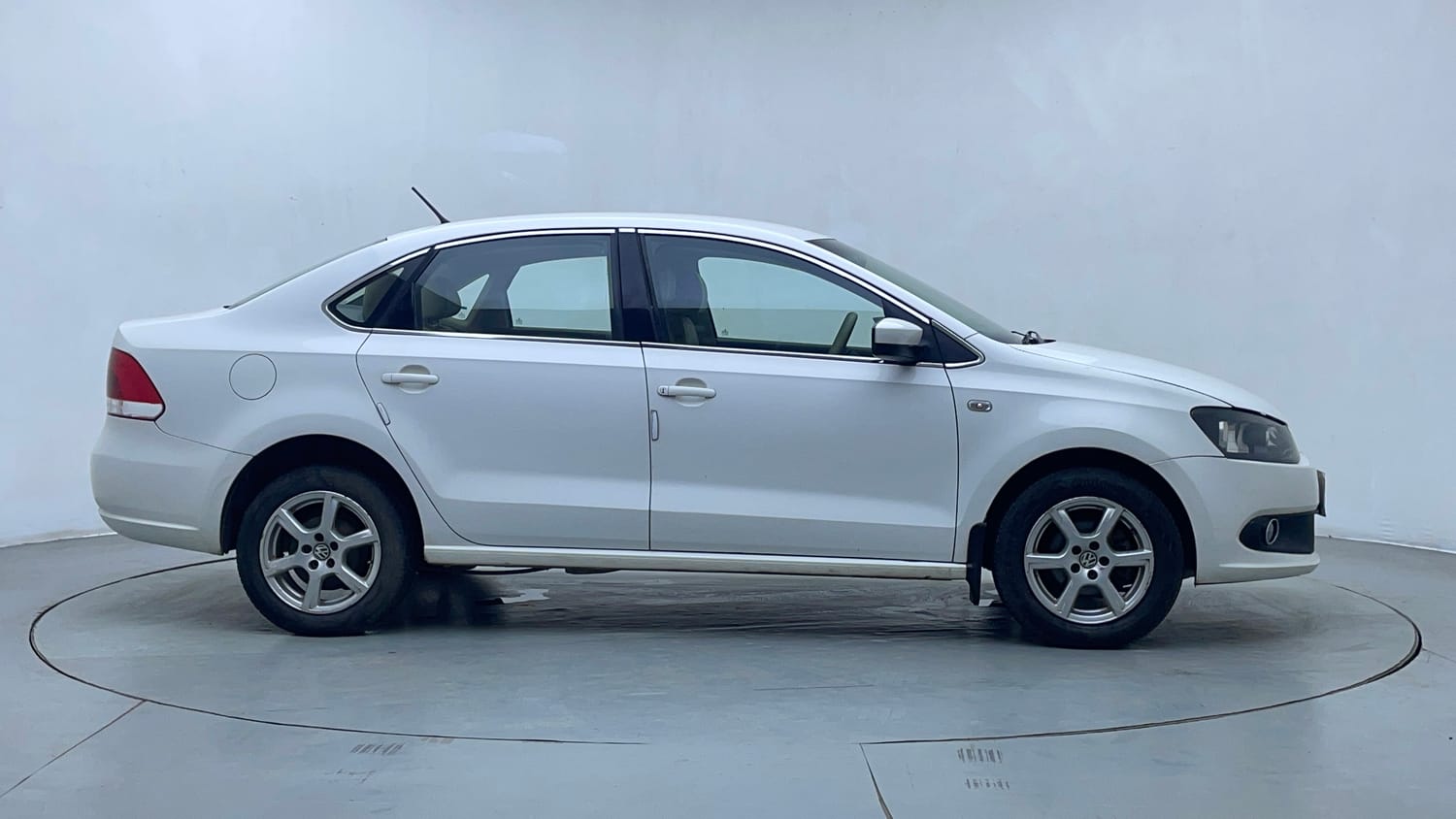 Used 2013 Volkswagen Vento Highline Diesel Diesel Manual exterior RIGHT SIDE VIEW