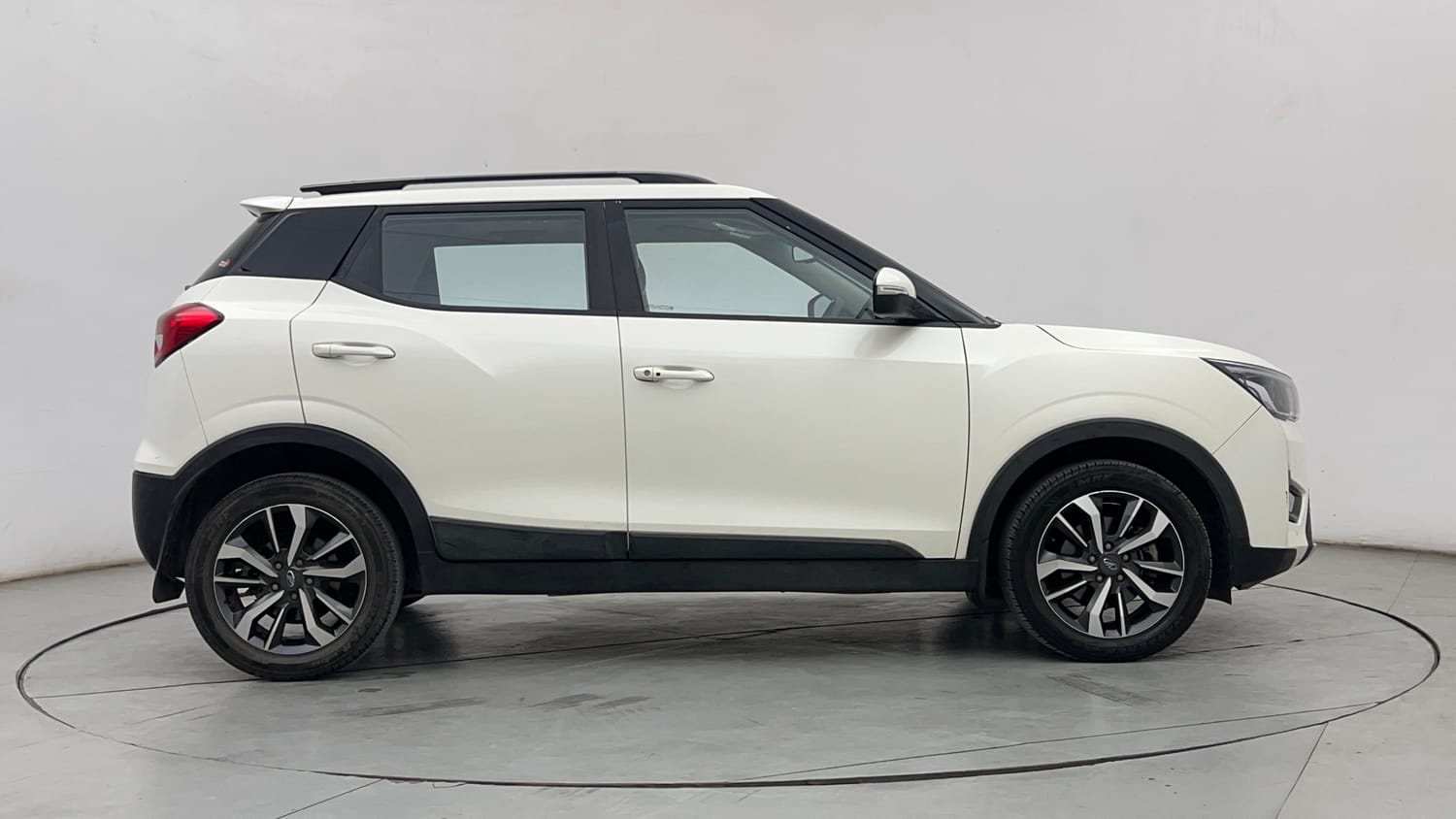 Used 2021 Mahindra XUV 300 W8 (O) 1.2 Petrol Petrol Manual exterior RIGHT SIDE VIEW