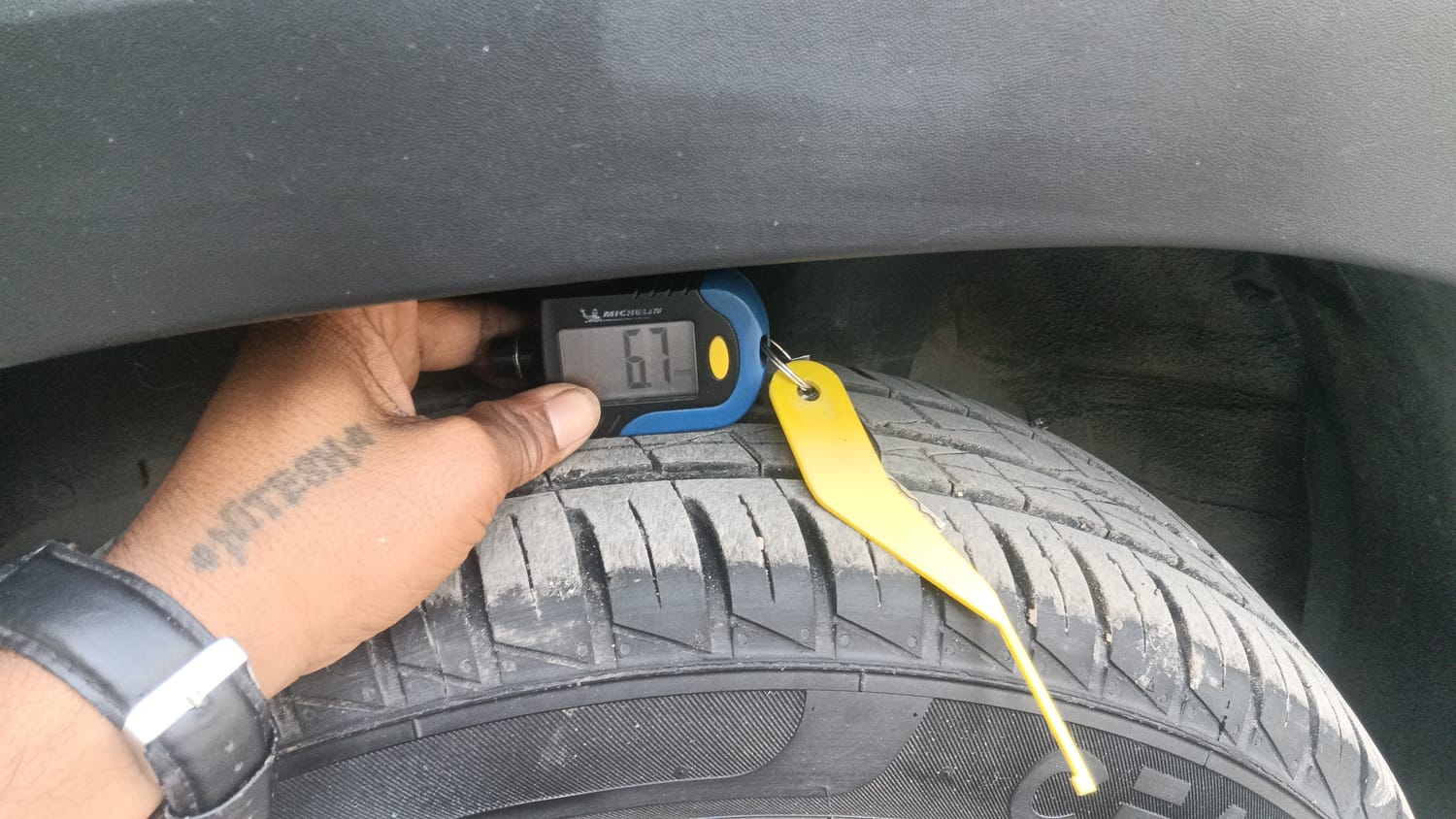 Used 2025 Renault Kwid RXT 1.0L Petrol Manual tyres LEFT FRONT TYRE TREAD VIEW