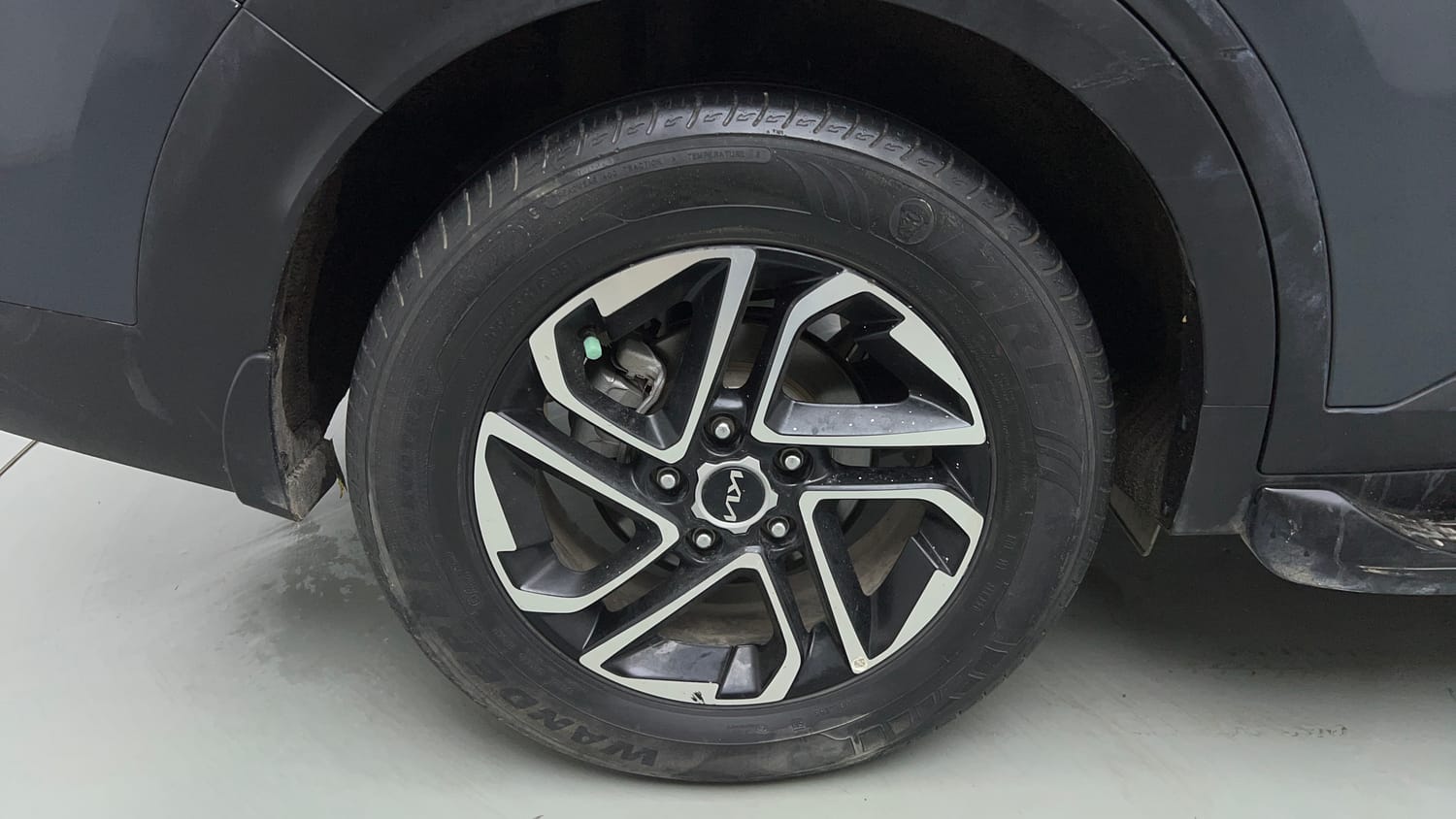 Used 2022 Kia Carens Luxury Plus 1.4 Petrol DCT 7 STR Petrol Automatic tyres RIGHT REAR TYRE RIM VIEW