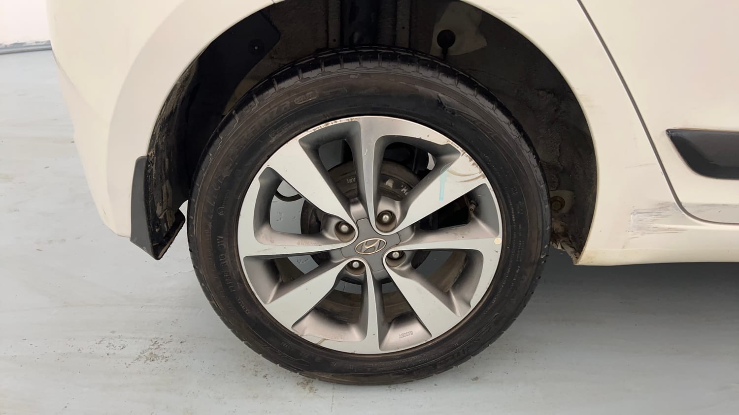 Used 2016 Hyundai Elite i20 Asta 1.2 Petrol Manual tyres RIGHT REAR TYRE RIM VIEW