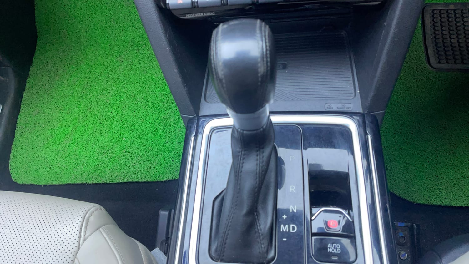 Used 2021 Mahindra XUV700 AX 7 Petrol AT Luxury Pack 7 STR Petrol Automatic interior GEAR  KNOB VIEW