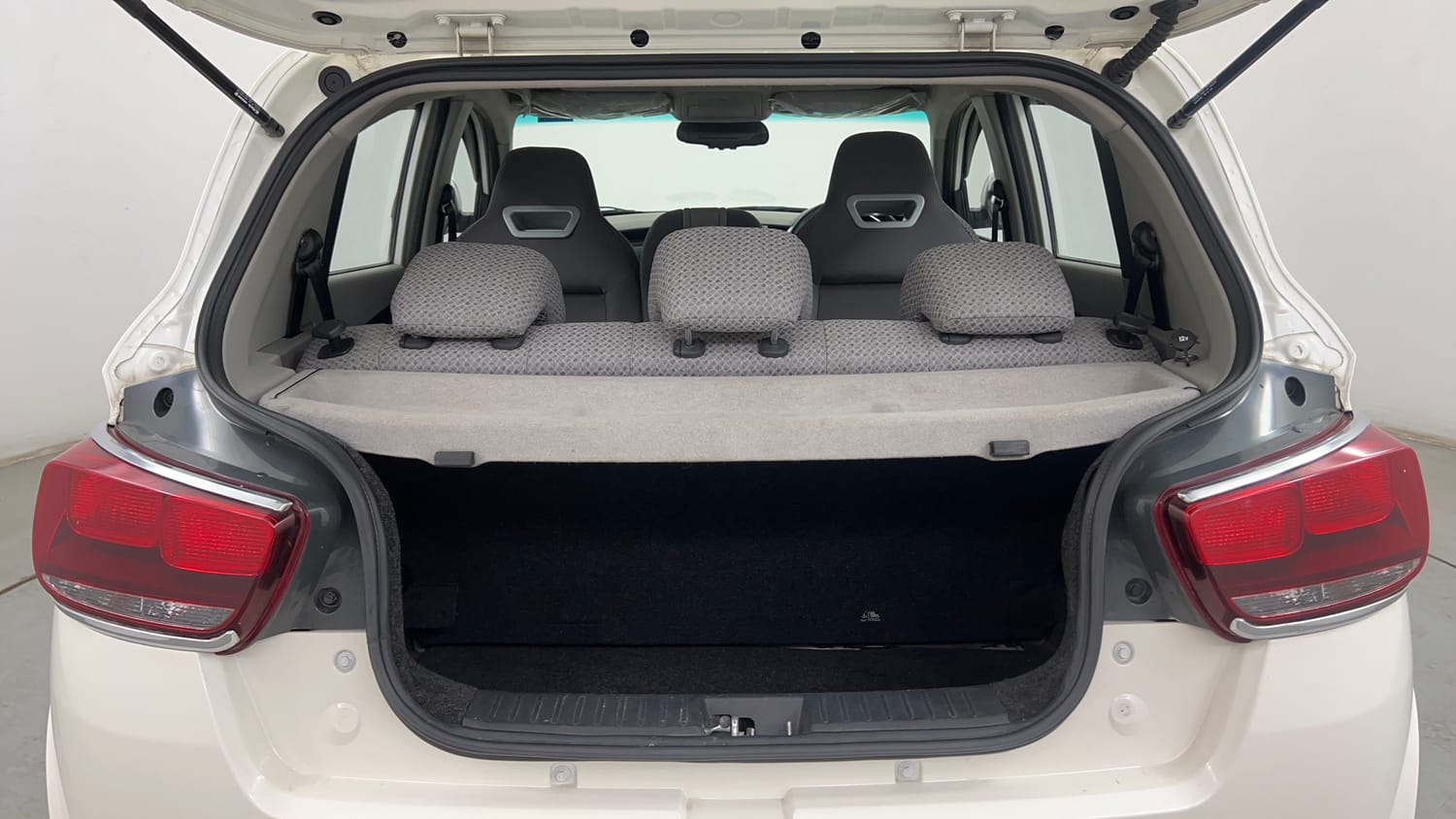 Used 2017 Mahindra KUV100 K8 6 STR Petrol Manual interior DICKY INSIDE VIEW