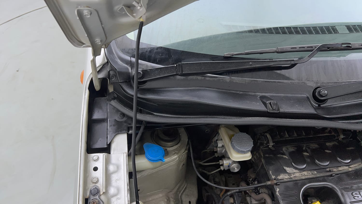 Used 2014 Maruti Suzuki Wagon R VXI Petrol Manual engine ENGINE RIGHT SIDE HINGE & APRON VIEW