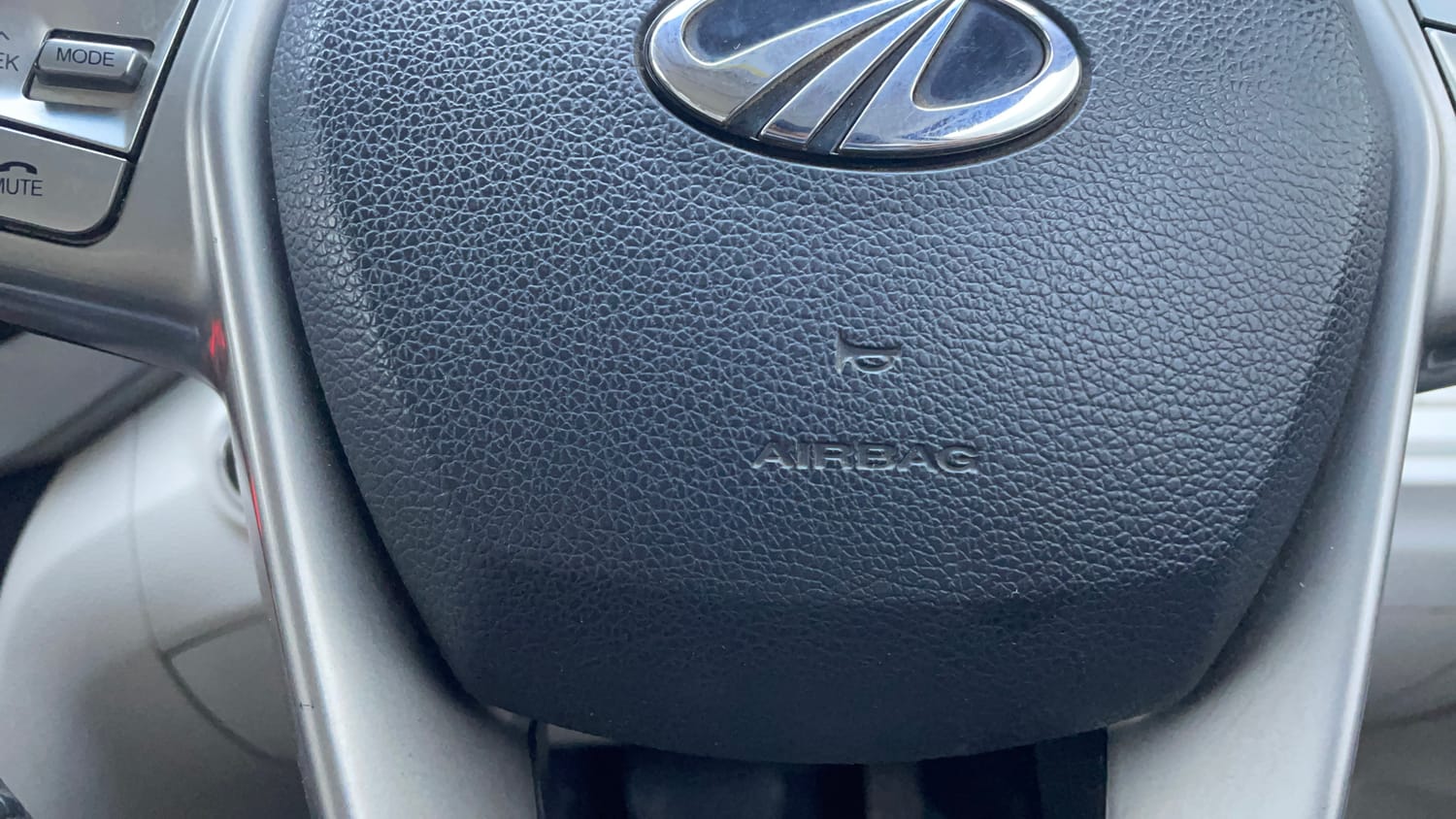 Used 2021 Mahindra XUV 300 W8 (O) 1.2 Petrol AMT Petrol Automatic top_features Airbags