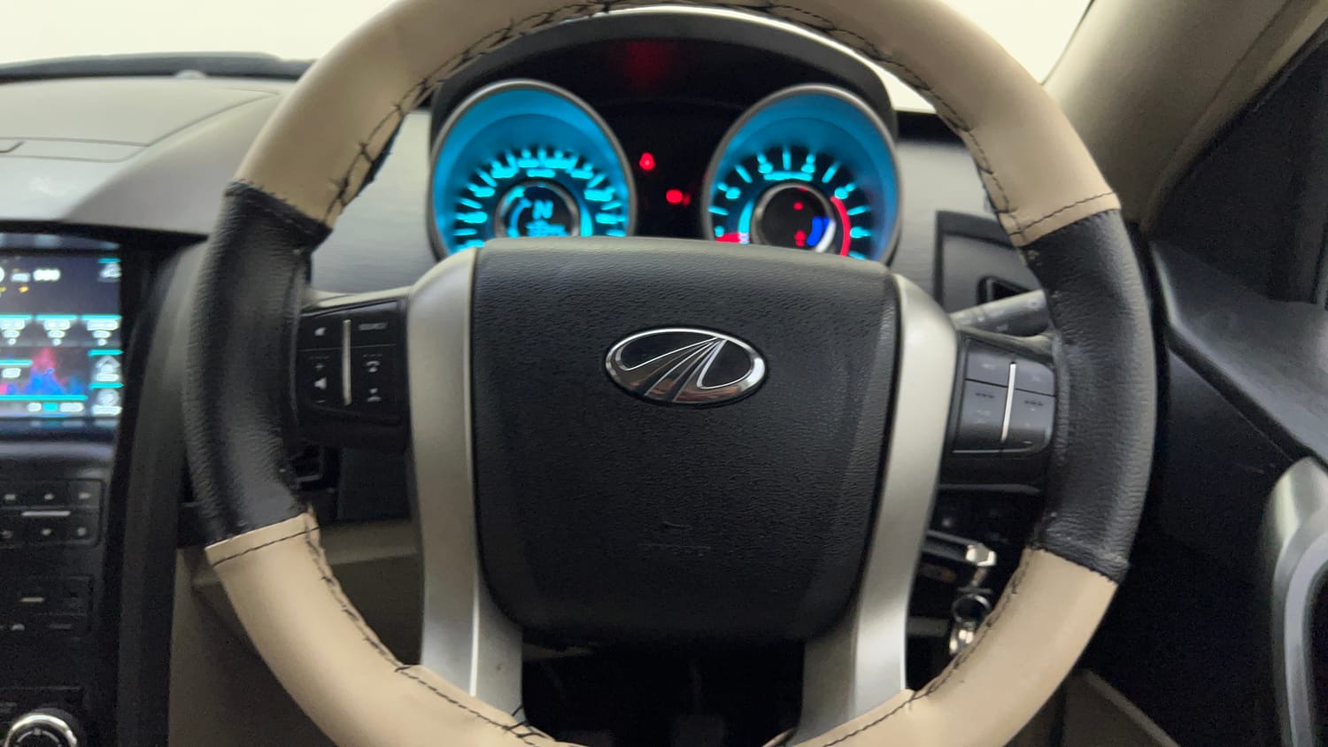 Used 2018 Mahindra XUV500 W6 Diesel Manual top_features Airbags