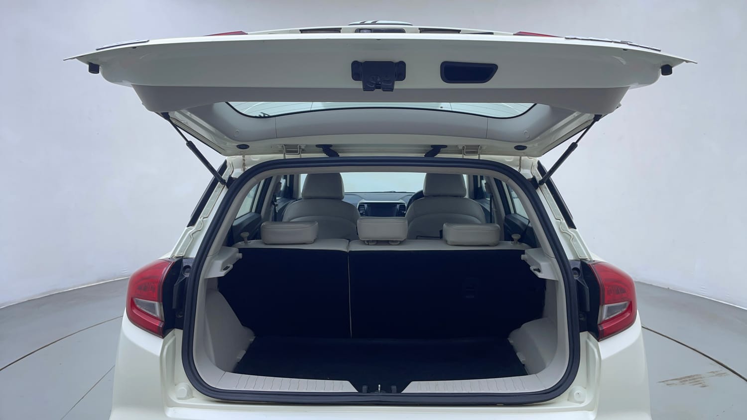 Used 2021 Mahindra XUV 300 W8 (O) 1.2 Petrol AMT Petrol Automatic interior DICKY DOOR OPEN VIEW