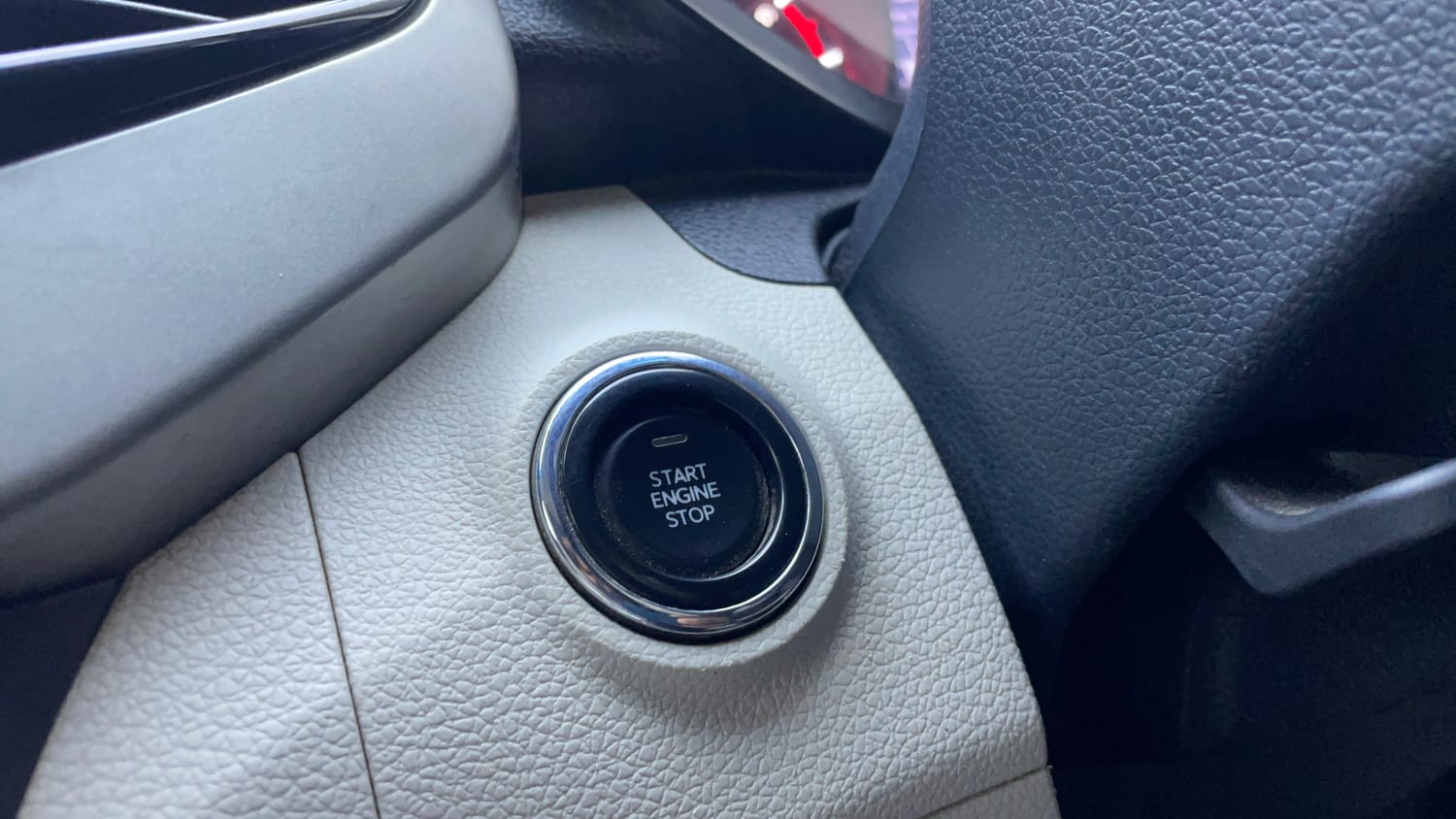 Used 2021 Mahindra XUV 300 W8 (O) 1.2 Petrol AMT Petrol Automatic top_features Keyless start