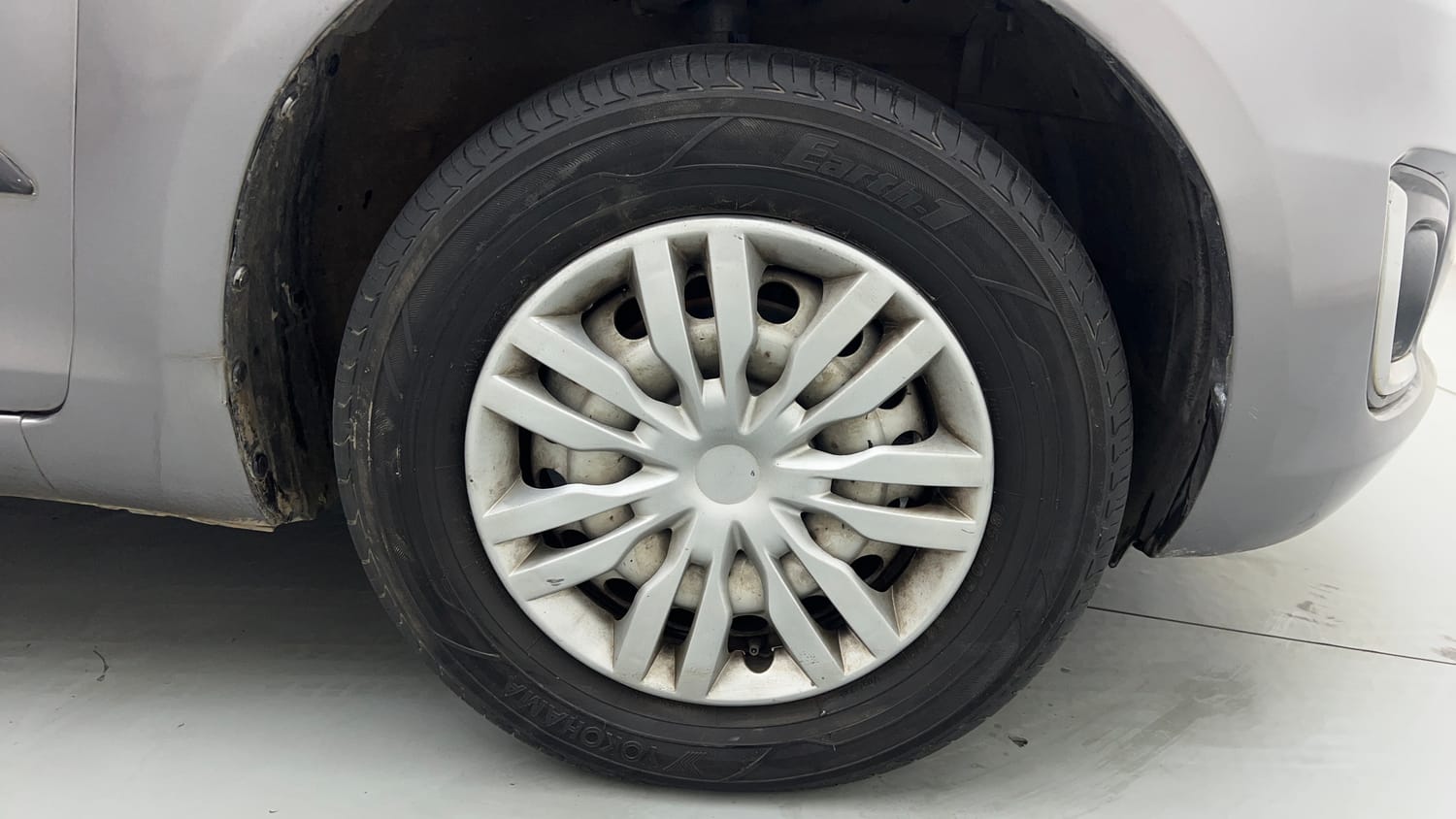 Used 2017 Maruti Suzuki Swift Lxi (O) Petrol Manual tyres RIGHT FRONT TYRE RIM VIEW