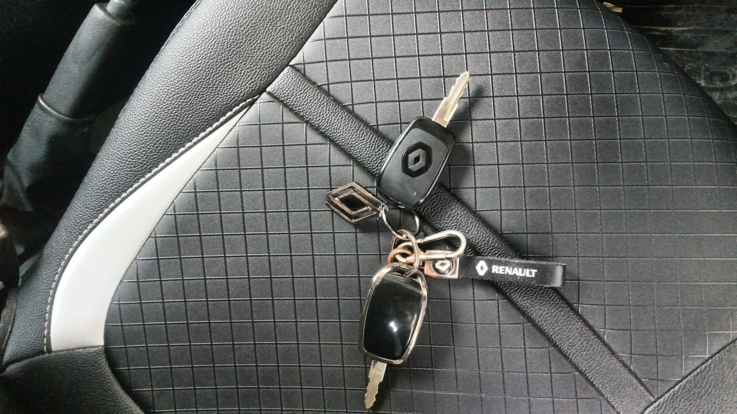 Used 2025 Renault Kwid RXT 1.0L Petrol Manual extra CAR KEY VIEW