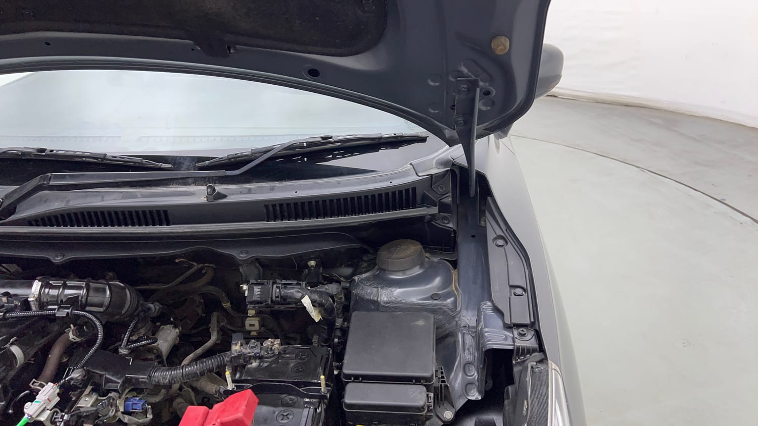 Used 2023 Maruti Suzuki Baleno Delta MT Petrol Manual engine ENGINE LEFT SIDE HINGE & APRON VIEW