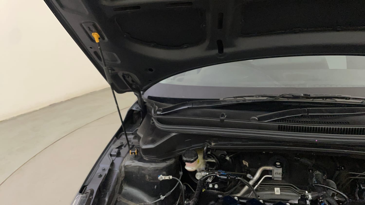 Used 2024 Hyundai i20 Sportz (O) 1.2 IVT Petrol Automatic engine ENGINE RIGHT SIDE HINGE & APRON VIEW