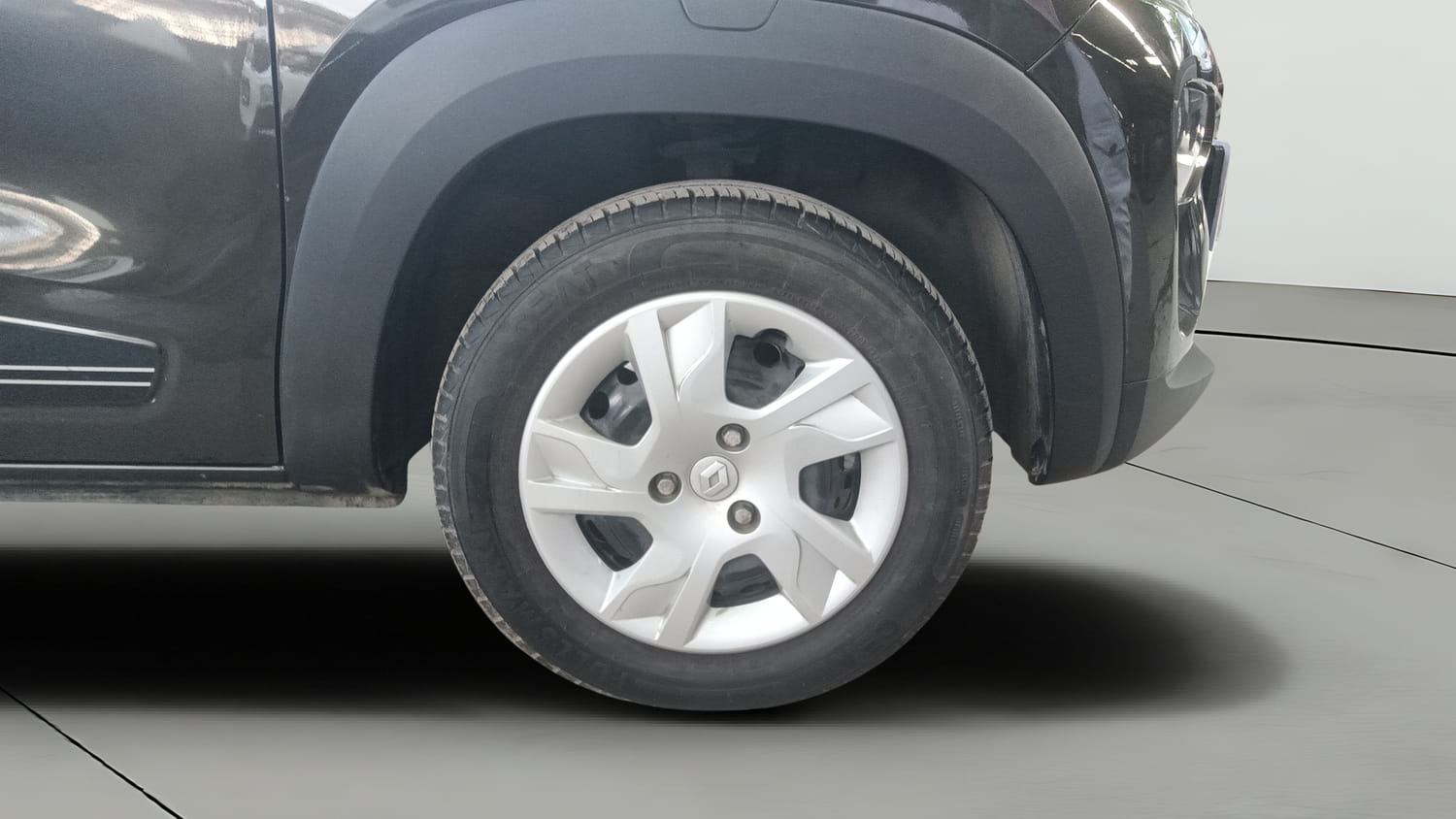 Used 2025 Renault Kwid RXT 1.0L Petrol Manual tyres RIGHT FRONT TYRE RIM VIEW