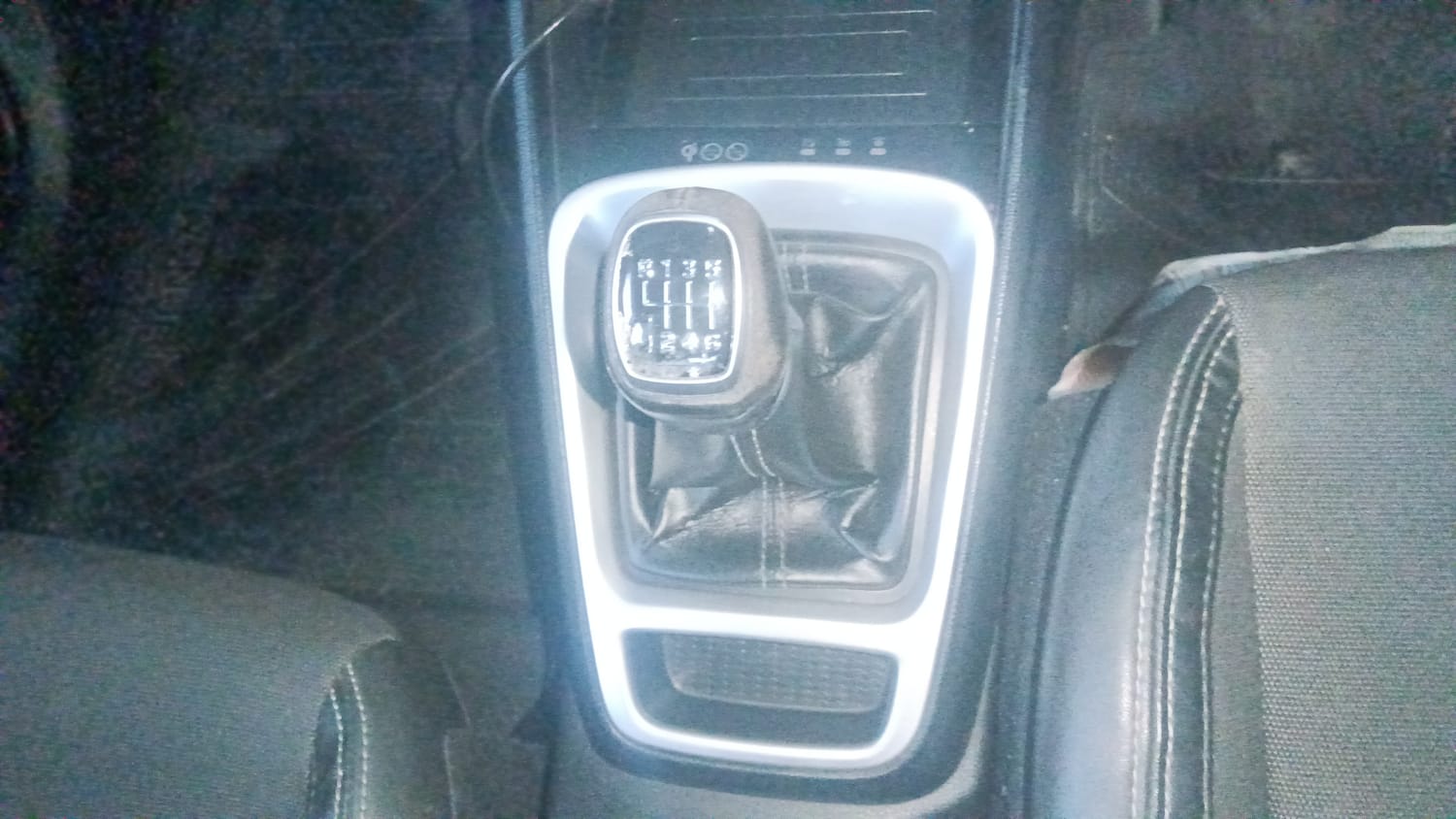 Used 2019 Hyundai Venue SX 1.4 (O) CRDi Diesel Manual interior GEAR  KNOB VIEW