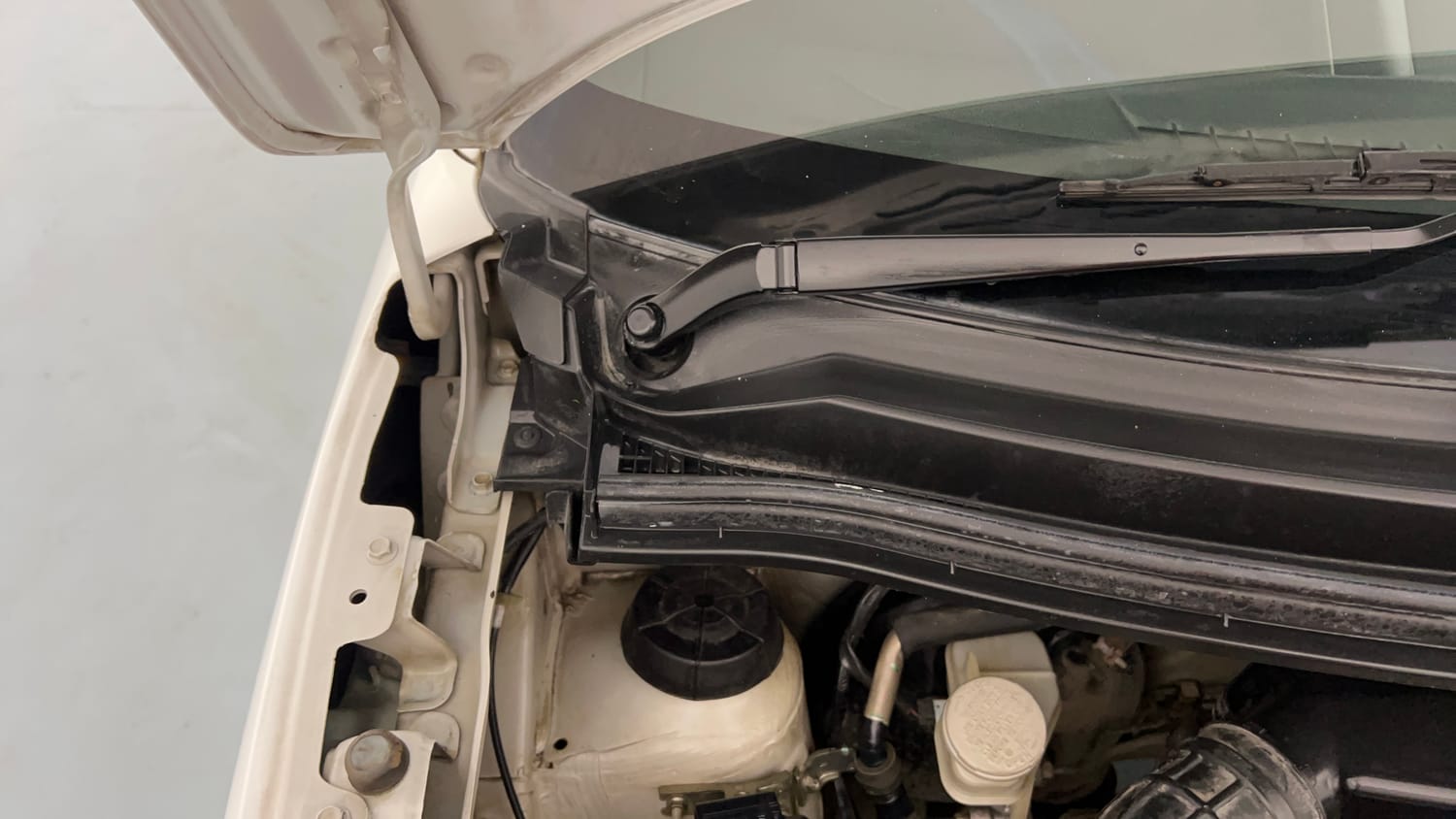 Used 2020 Maruti Suzuki Wagon R 1.0 VXi 1.0 Petrol Manual engine ENGINE RIGHT SIDE HINGE & APRON VIEW