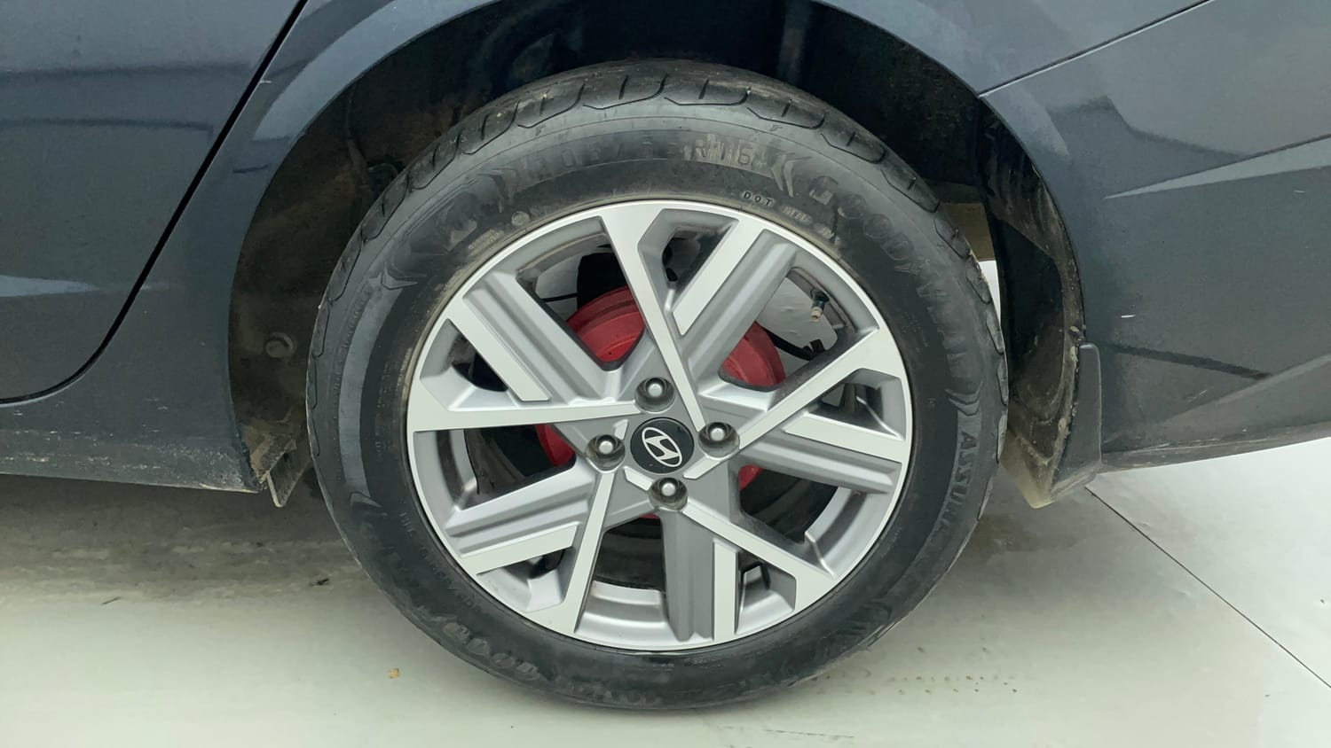 Used 2023 Hyundai Verna SX 1.5 MPi Petrol Manual tyres LEFT REAR TYRE RIM VIEW