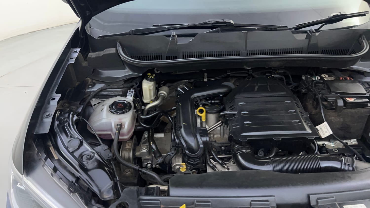 Used 2023 Volkswagen Taigun Topline 1.0 TSI MT Petrol Manual engine ENGINE RIGHT SIDE HINGE & APRON VIEW