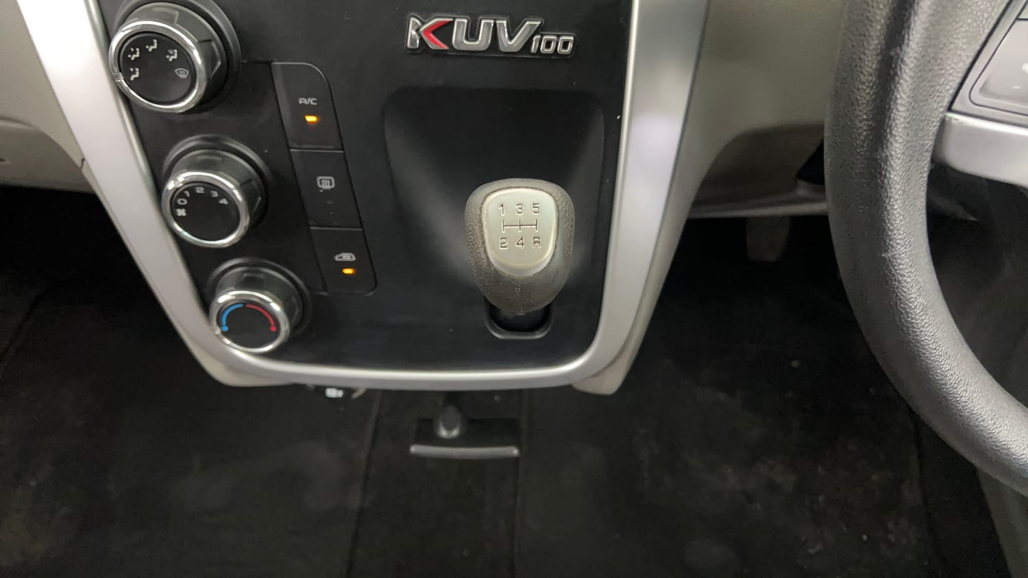 Used 2017 Mahindra KUV100 K8 6 STR Petrol Manual interior GEAR  KNOB VIEW
