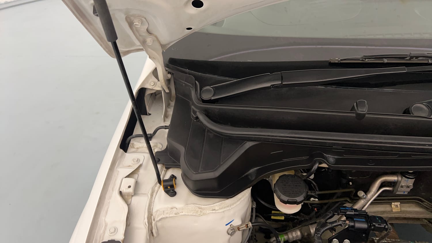 Used 2024 Hyundai New i20 Asta (O) 1.2 IVT Petrol Automatic engine ENGINE RIGHT SIDE HINGE & APRON VIEW