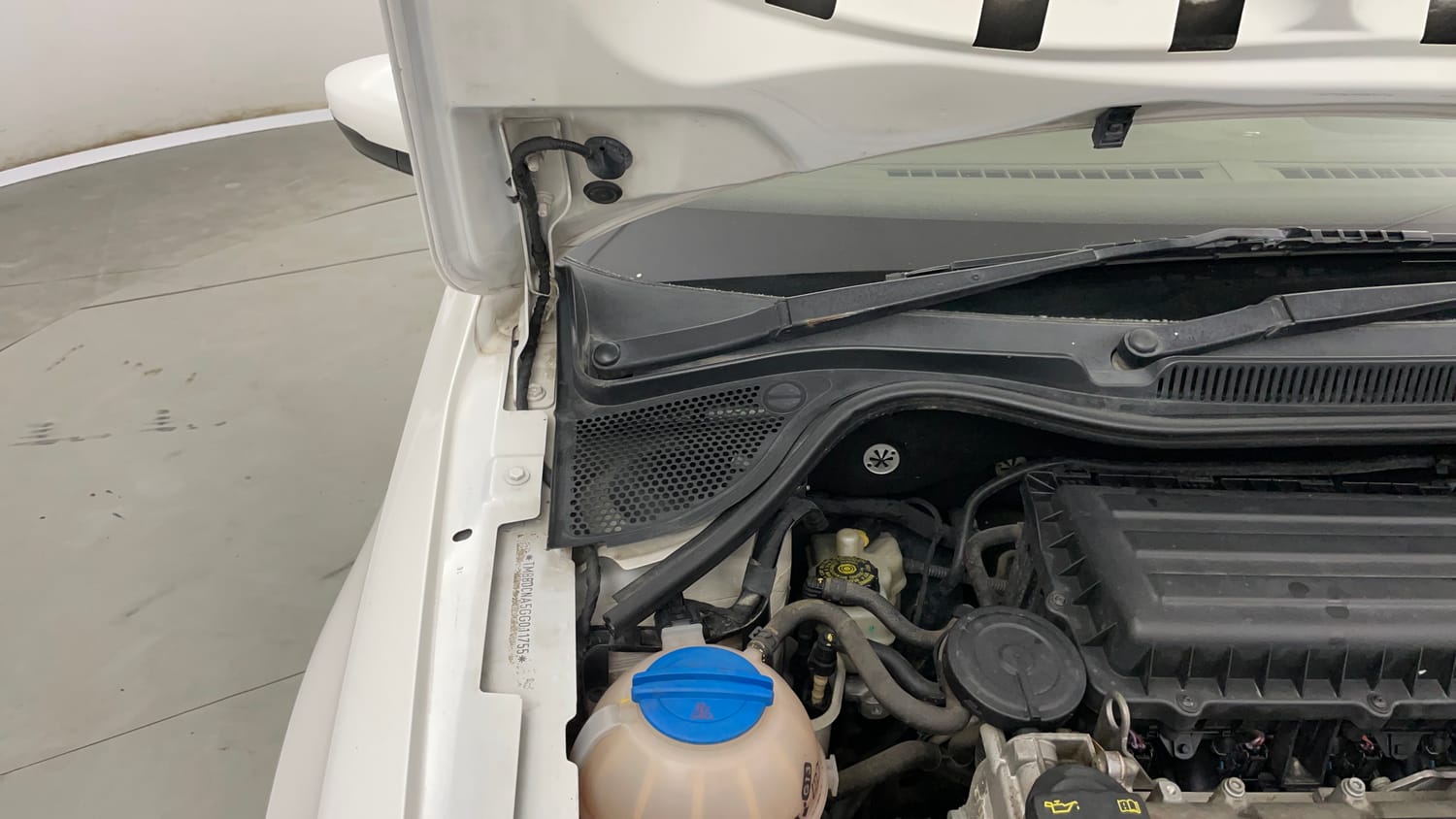 Used 2016 Skoda Rapid 1.6 MPI Active Petrol Manual engine ENGINE RIGHT SIDE HINGE & APRON VIEW